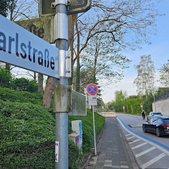 Zu sehen ist die Karlstraße in Bedburg und das dazugehörige Straßenschild.