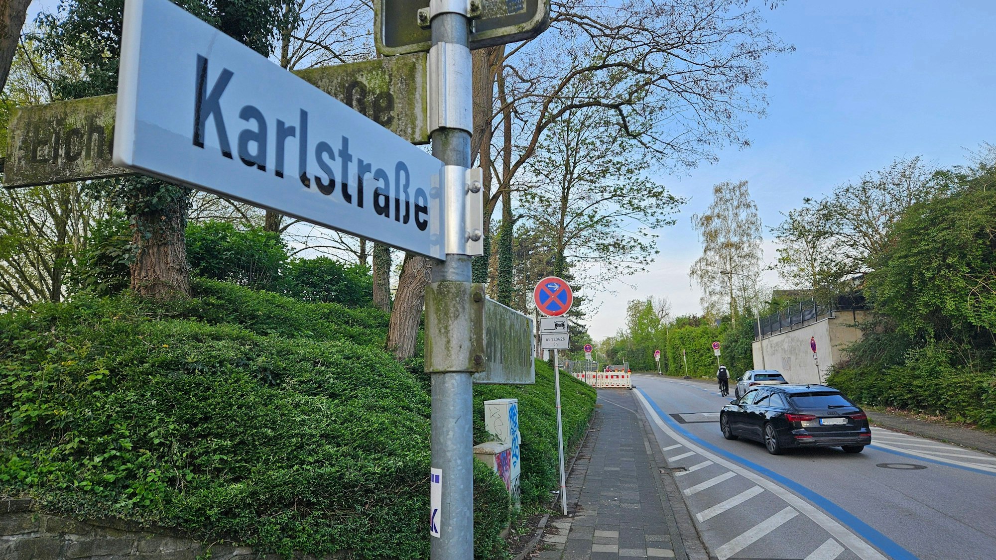 Zu sehen ist die Karlstraße in Bedburg und das dazugehörige Straßenschild.