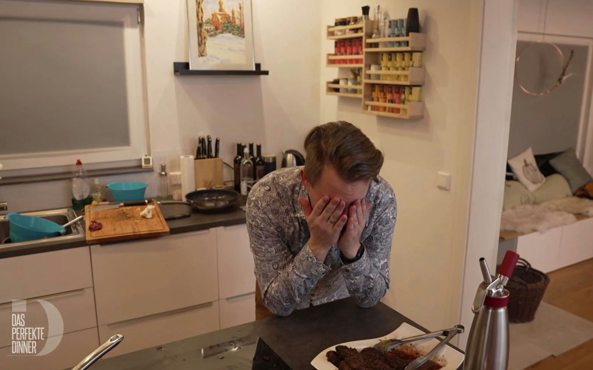 Die Morchelsahne schäumt nicht so richtig - da beginnt bei Ben (37) die Verzweiflung. (Bild: RTL)