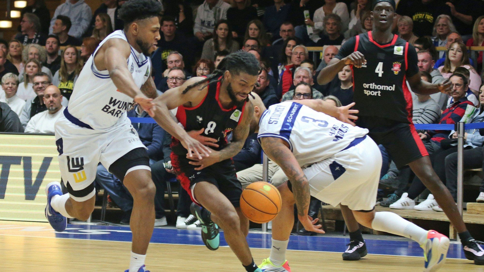 Basketball, Herren, 2.Basketball-Bundesliga, HAKRO Merlins Crailsheim - Bayer Giants Leverkusen 28.03.2026, 2.Basketball-Bundesliga, HAKRO Merlins Crailsheim - Bayer Giants Leverkusen v.l. Anthony Gaines Merlins, Kobe Langley Leverkusen, Maurice Stuckey Merlins Ilshofen ARENA HOHENLOHE Baden-Württemberg Deutschland DEU *** Basketball, Men, 2 Basketball Bundesliga, HAKRO Merlins Crailsheim Bayer Giants Leverkusen 28 03 2026, 2 Basketball Bundesliga, HAKRO Merlins Crailsheim Bayer Giants Leverkusen v l Anthony Gaines Merlins , Kobe Langley Leverkusen , Maurice Stuckey Merlins Ilshofen ARENA HOHENLOHE Baden Württemberg Germany DEU Copyright: xStevenxMohrx