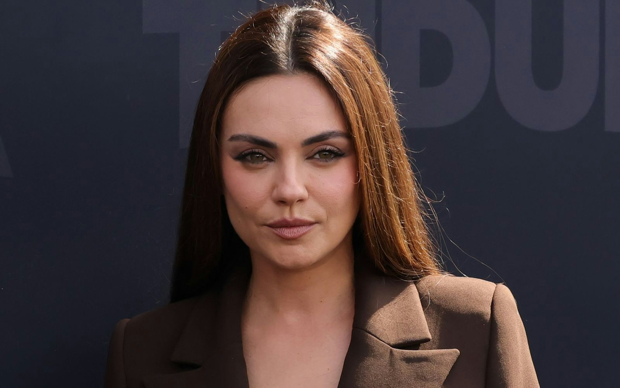 Mila Kunis macht kein Geheimnis aus ihrer Sparsamkeit: In der Talkshow von Conan O'Brien zeigte sie 2016 ihren 90-Dollar-Verlobungsring. (Bild: Kevin Winter/Getty Images)