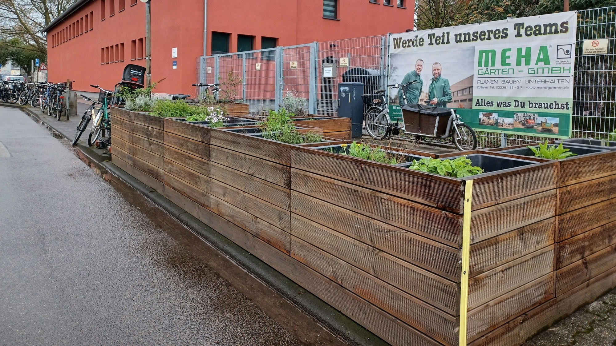 Der Miniaturpark „Liebig-Oase“ bekommt seine Standzeit verlängert. Seit Herbst 2024 befindet sich das Parklet auf dem Standstreifen vor der Grundschule Osterather Straße.