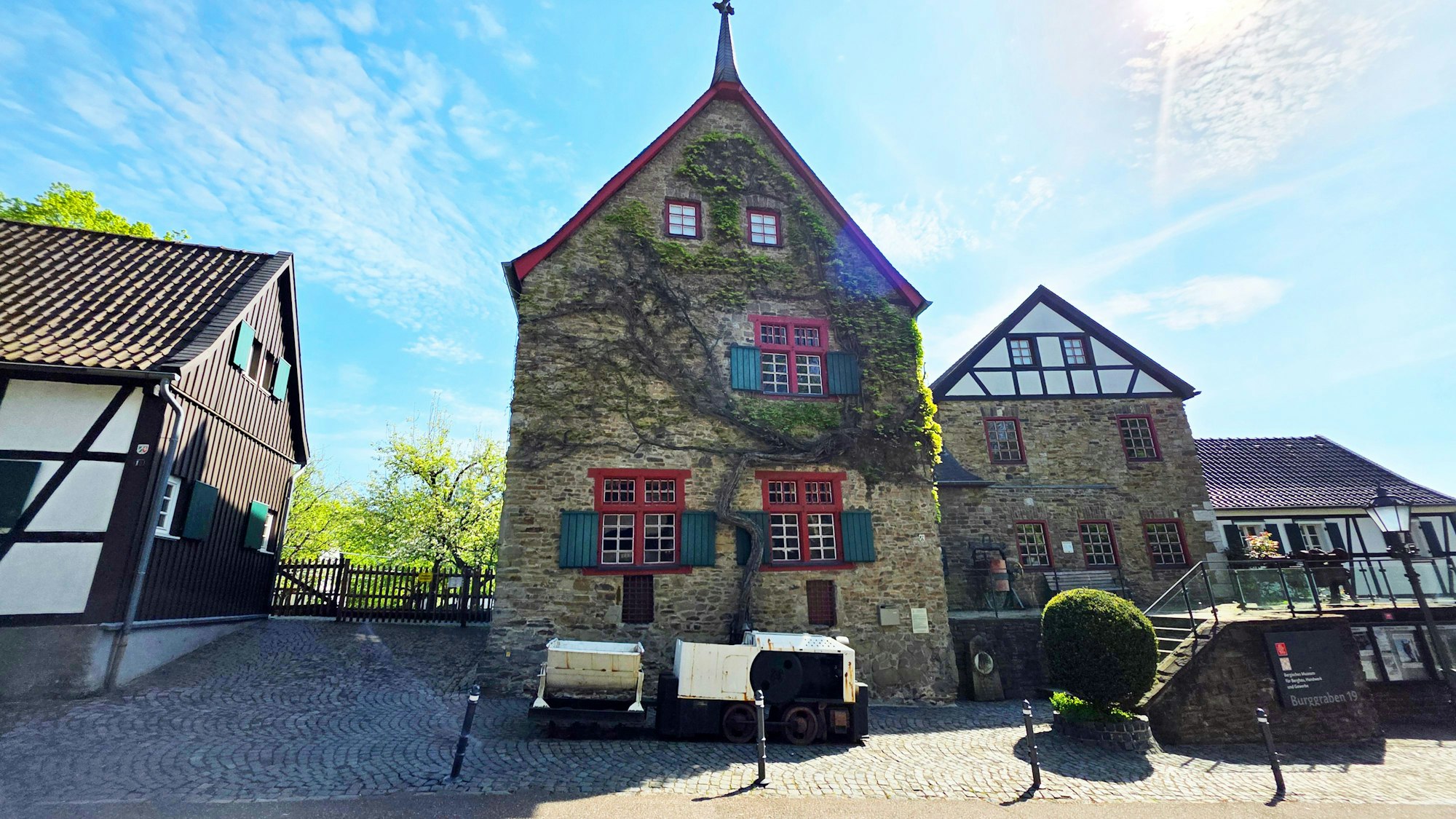 Zu sehen ist das zweistöckige Gebäude mit Spitzdach.