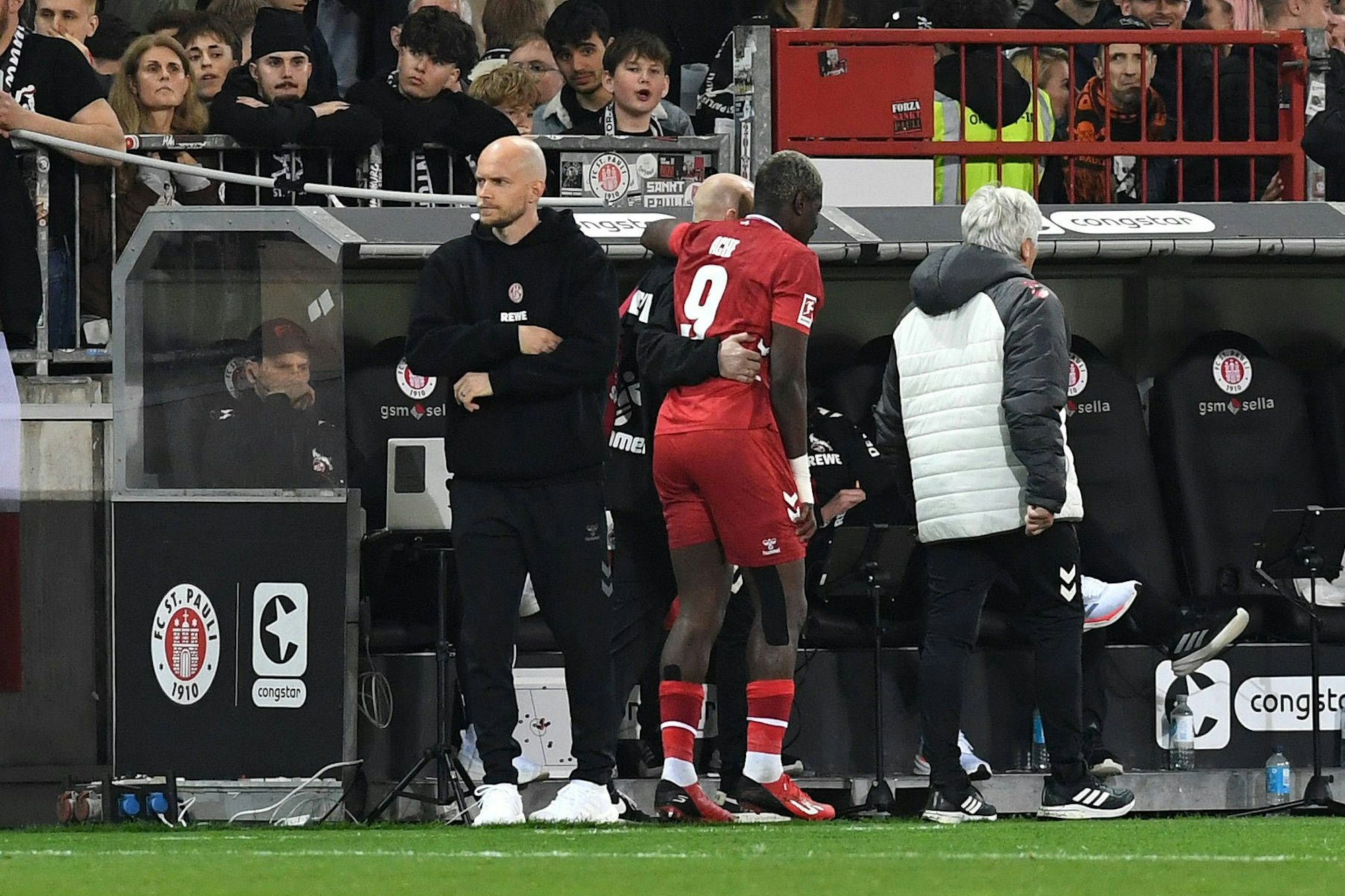 Ragnar Ache 1. FC Koeln verletzt waehrend des Spiels der Bundesliga zwischen FC St. Pauli und 1. FC Köln, Millerntor-Stadion am 17. April 2026 in Hamburg, Deutschland. Foto von Ralf Treese/DeFodi Images Ragnar Ache 1. FC Koeln injured during the Bundesliga match between FC St. Pauli and 1. FC Köln at Millerntor-Stadion on April 17, 2026 in Hamburg, Germany. Photo by Ralf Treese/DeFodi Images DFL regulations prohibit any use of photographs as image sequences and/or quasi-video. Photo by Ralf Treese/DeFodi Images - *** Ragnar Ache 1 FC Koeln injured during the Bundesliga match between FC St Pauli and 1 FC Köln, Millerntor Stadion on April 17, 2026 in Hamburg, Germany Photo by Ralf Treese DeFodi Images Ragnar Ache 1 FC Koeln injured during the Bundesliga match between FC St Pauli and 1 FC Köln at Millerntor Stadion on April 17, 2026 in Hamburg, Germany Photo by Ralf Treese DeFodi Images DFL regulations prohibit any use of photographs as image sequences and or quasi video Photo by Ralf Treese DeFodi Images