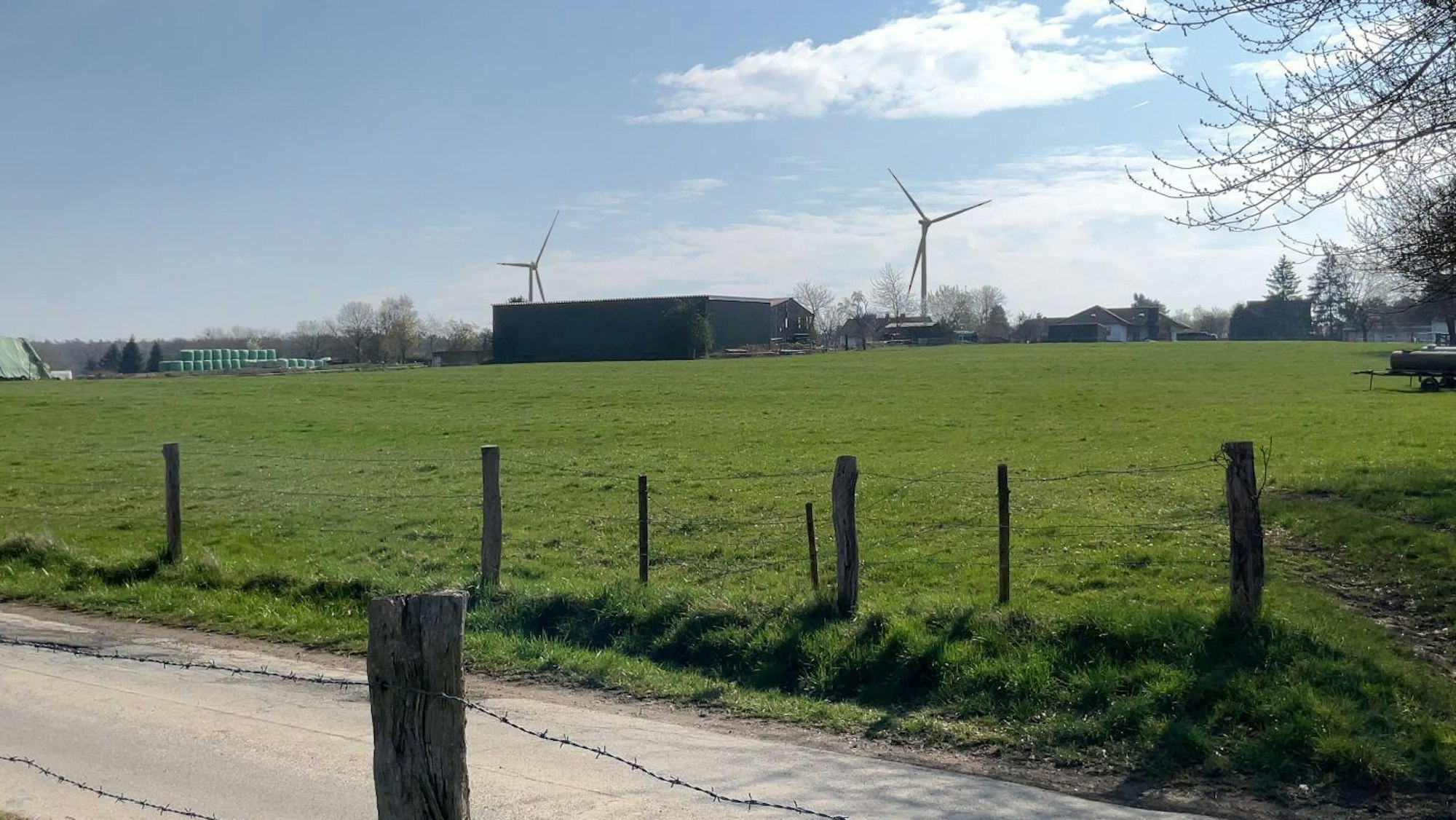 Visualisierungen von Windkraftanlagen auf dem Dachsberg von Orscheid aus gesehen.