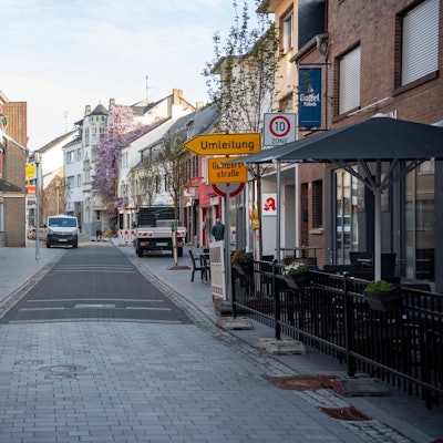 Das Bild zeigt die Münsterstraße in der Zülpicher Innenstadt an einem April-Morgen.