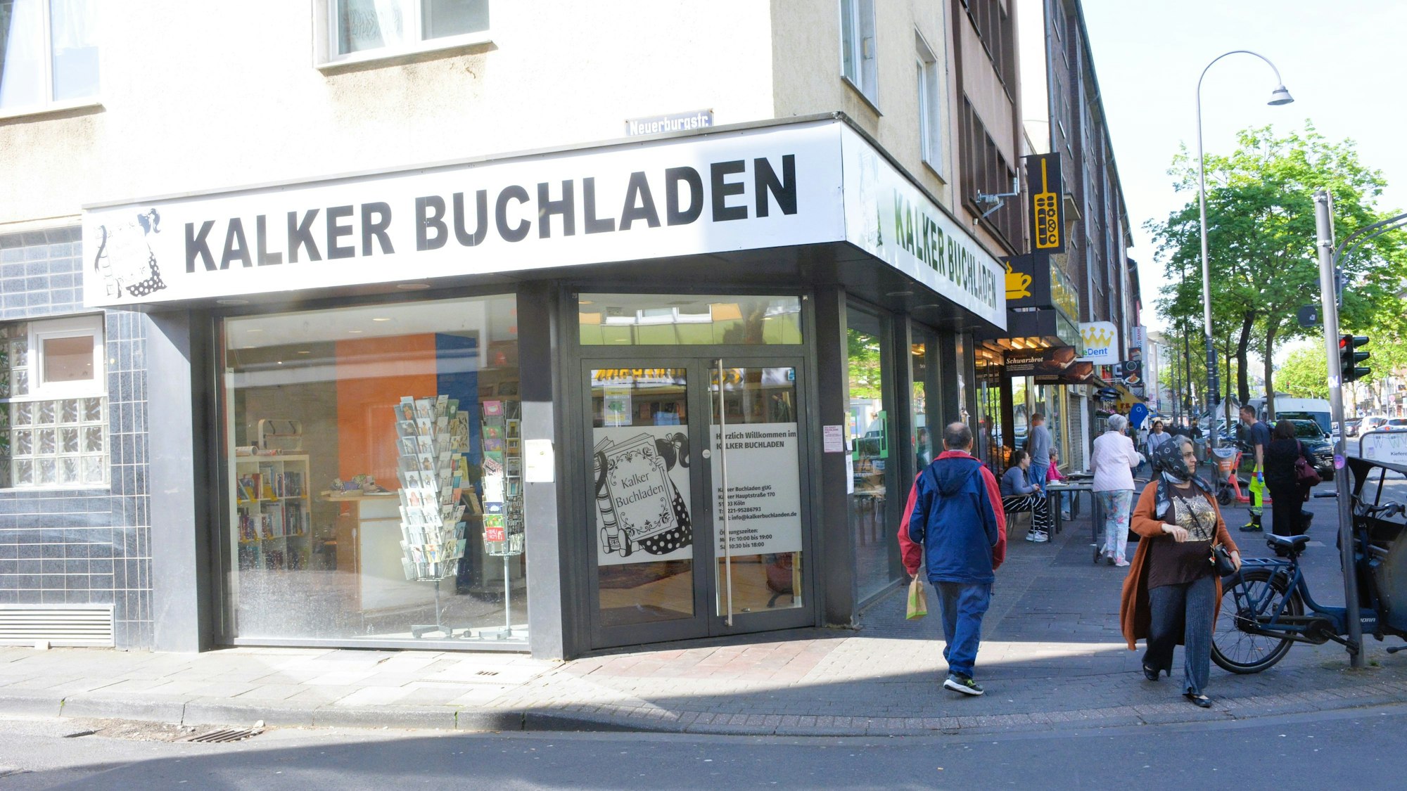 Ein Ladenlokal an einer Straßenecke einer großen Einkaufsstraße.