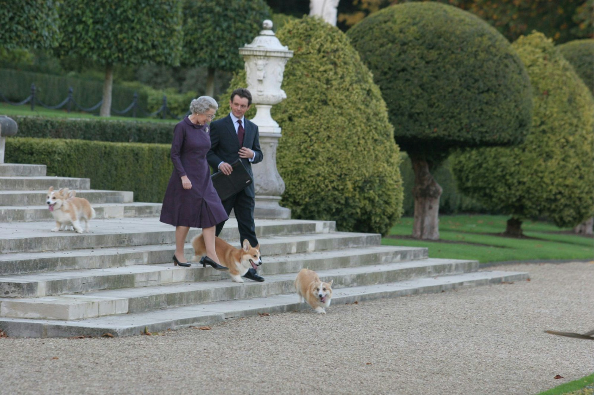 Die Königin ermuntert den Premierminister Tony Blair (Michael Sheen) bei ihrer turnusmäßigen Besprechung zu einem Spaziergang im Garten von Buckingham Palace. (Bild: ZDF / Laurie Sparham)