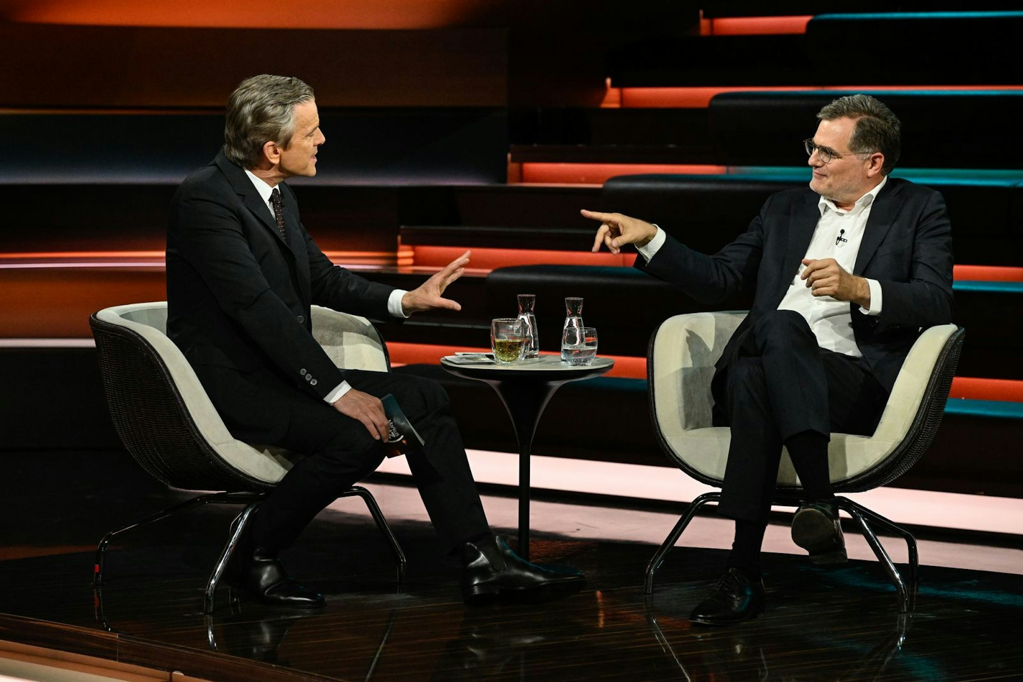 Ex-Kanzleramtschef Wolfgang Schmidt (rechts) sprach am Donnerstagabend über die Herausforderungen, vor denen die schwarz-rote Koalition jetzt steht. (Bild: ZDF / Markus Hertrich)