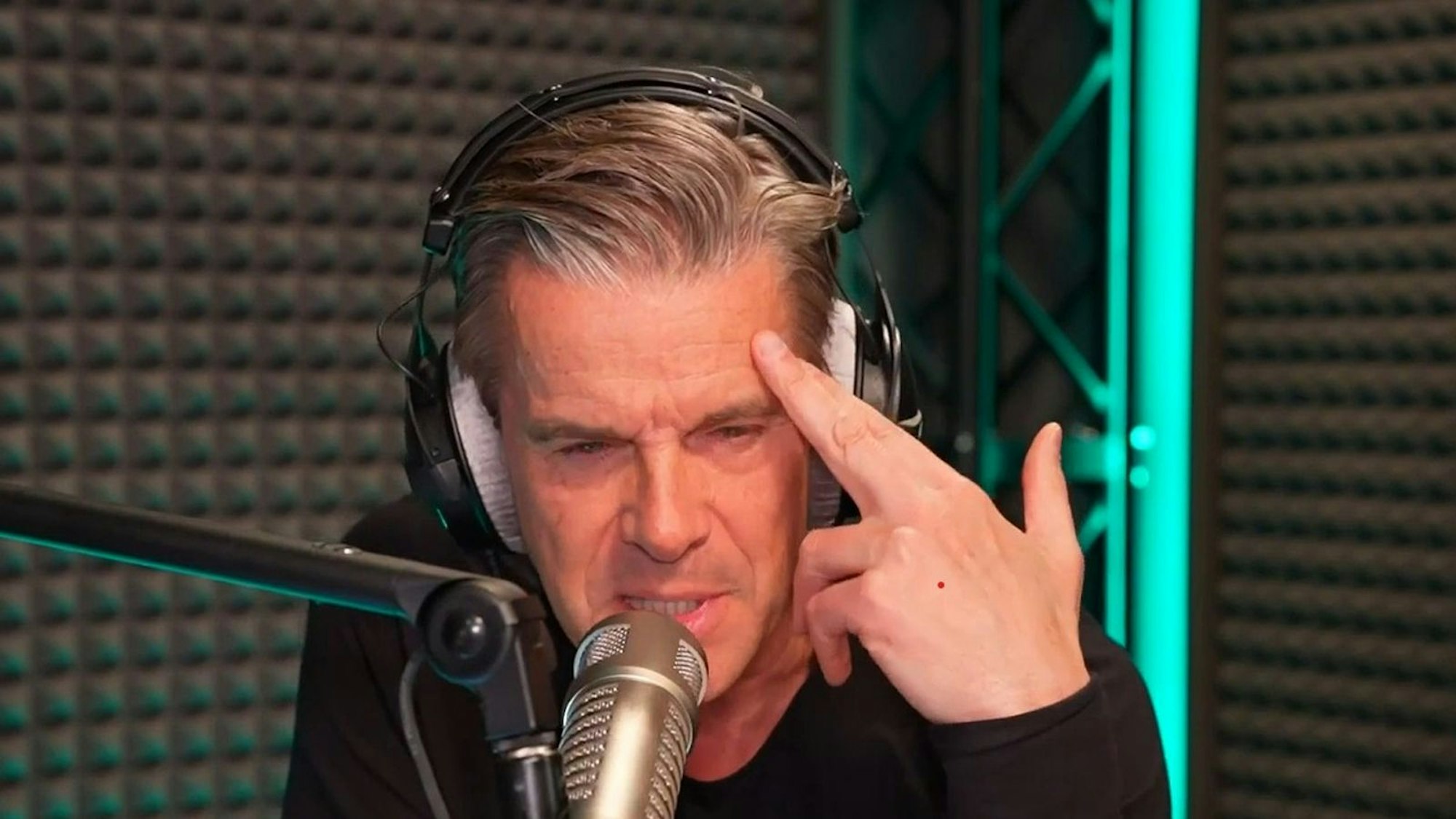 In der neuen Folge von „Lanz + Precht“ blickte Markus Lanz auf die Orban-Abwahl in Ungarn. (Bild: ZDF / Lanz + Precht)