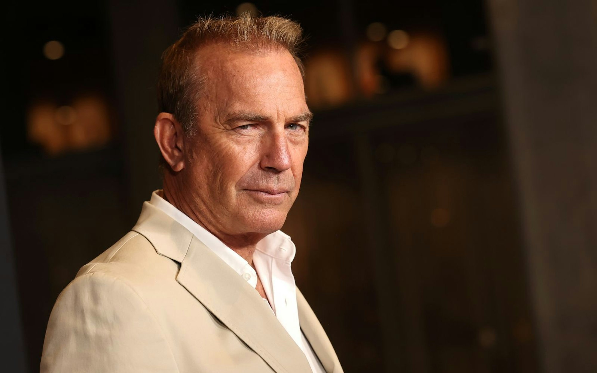 Kevin Costner fährt ein altes Auto, liebt angeblich Rabatt-Coupons und ließ sich von seiner Ex-Frau Christine Baumgartner die Haare schneiden, statt zum Friseur zu gehen. (Bild: Amy Sussman/Getty Images)