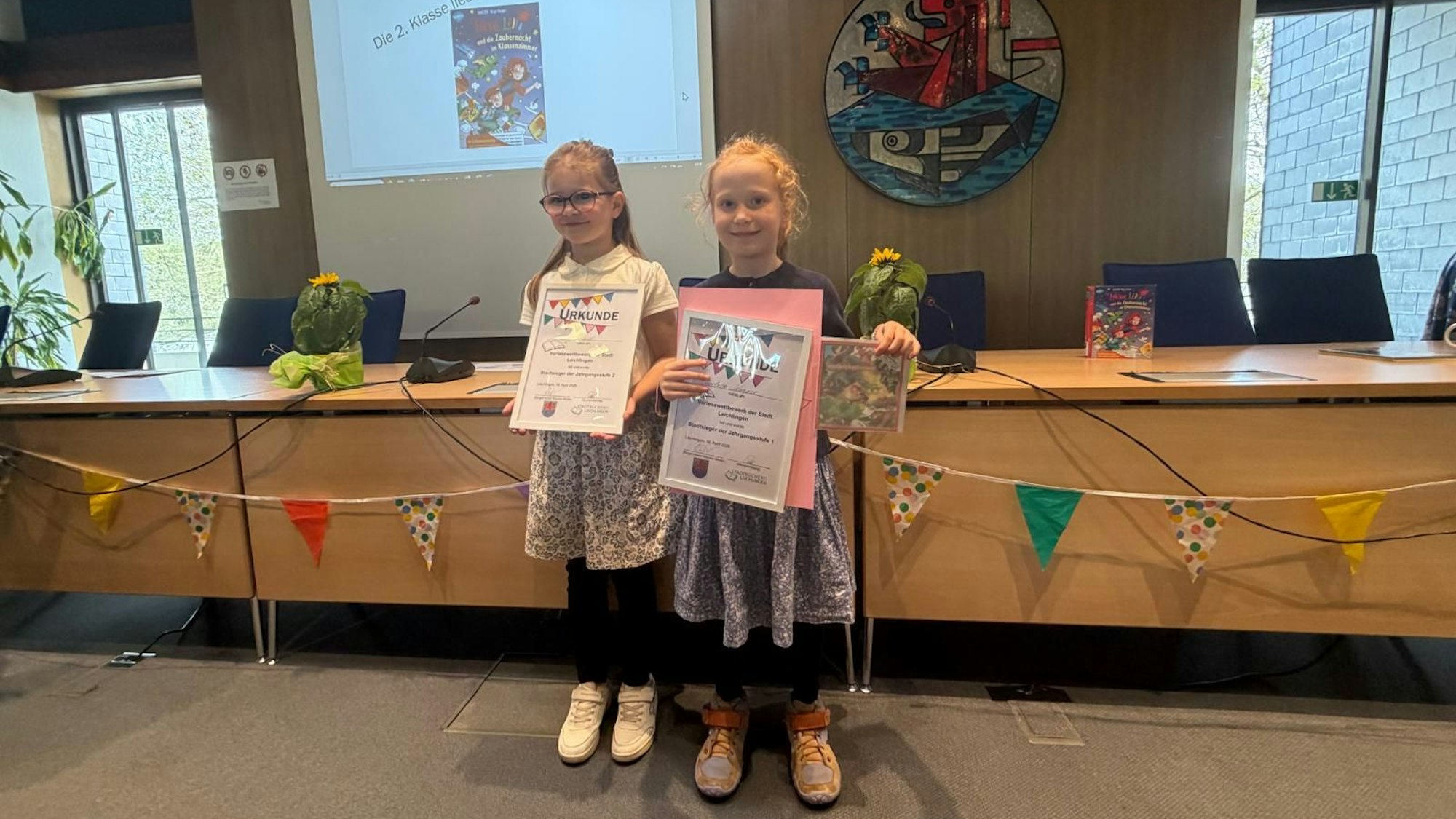 Die Gewinnerinnen zeigen ihre Urkunden.