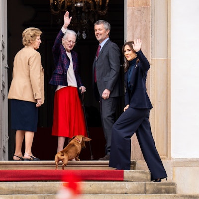 Königin Margrethe, Anne-Marie von Dänemark sowie König Frederik und Königin Mary (v.l.n.r.) beim Geburtstagskonzert im Innenhof von Schloss Fredensborg.