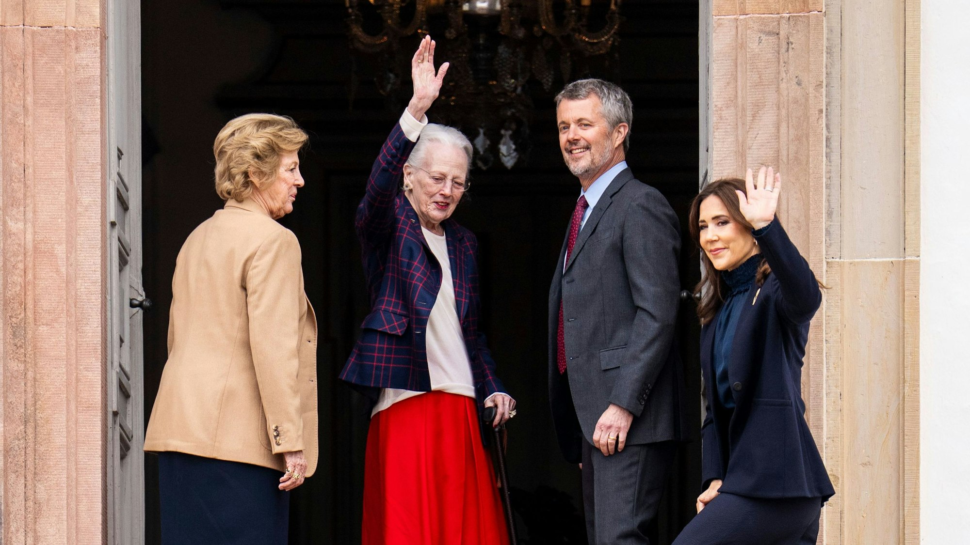 Königin Margrethe, Anne-Marie von Dänemark sowie König Frederik und Königin Mary (v.l.n.r.) beim Geburtstagskonzert im Innenhof von Schloss Fredensborg.
