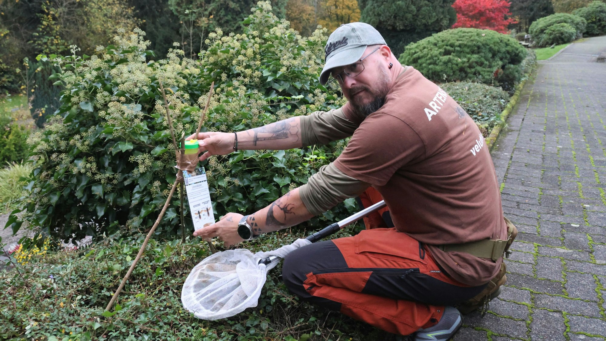 Imker und Wespenberater Thomas Beissel beim Aufstellen von Lockstoff