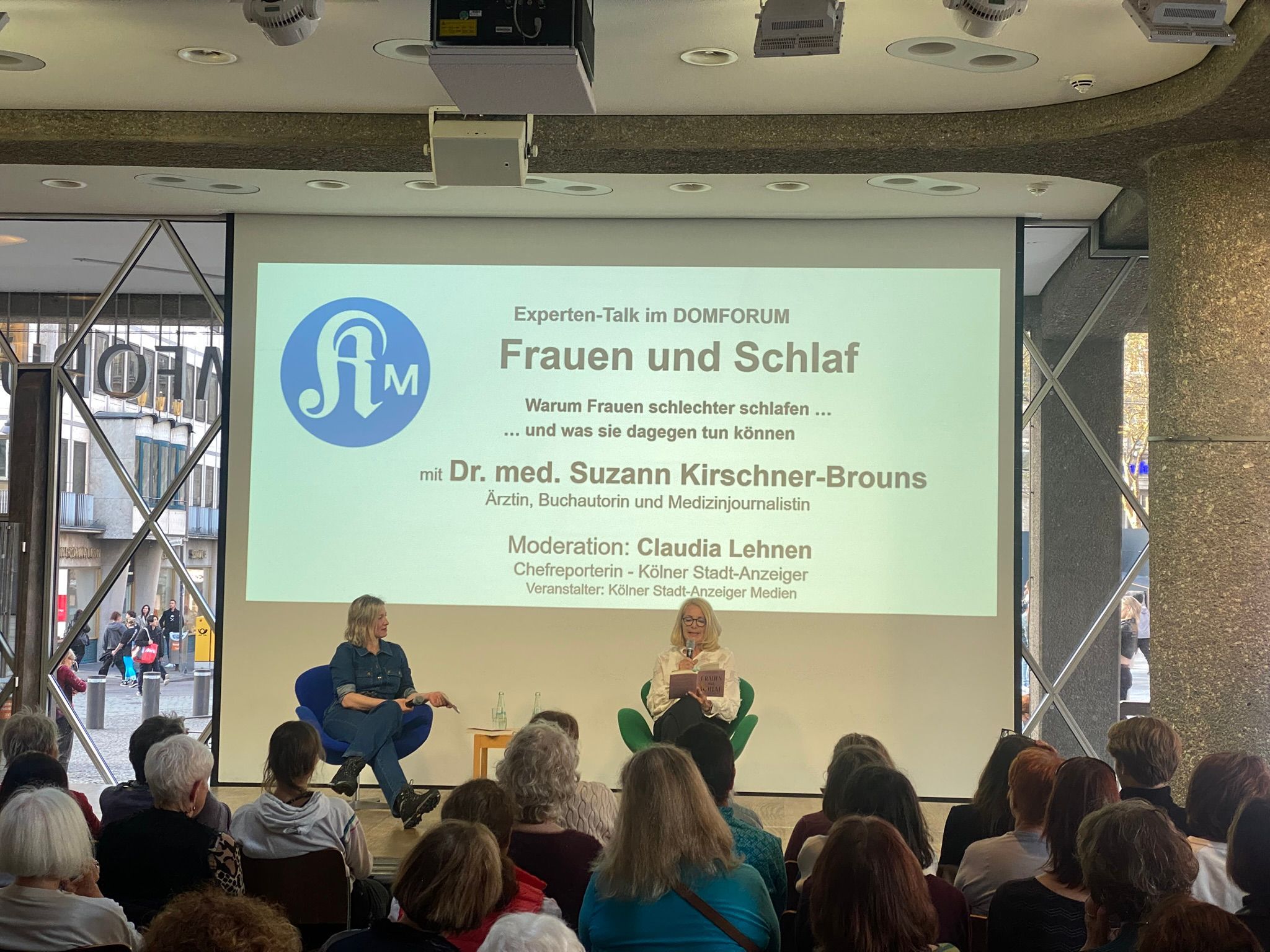 Medizintalk „Frauen und Schlaf“ mit Suzann Kirschner-Brouns (r) und Moderatorin Claudia Lehnen
