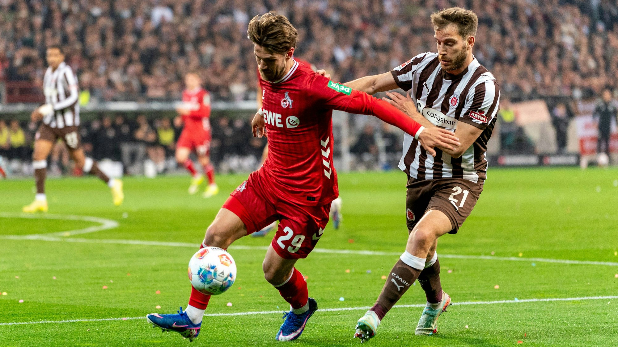 Jan Thielmann im Duell mit Lars Ritzka. Der rechte Flügelspieler blieb am Freitag nur eine Halbzeit lang auf dem Feld.