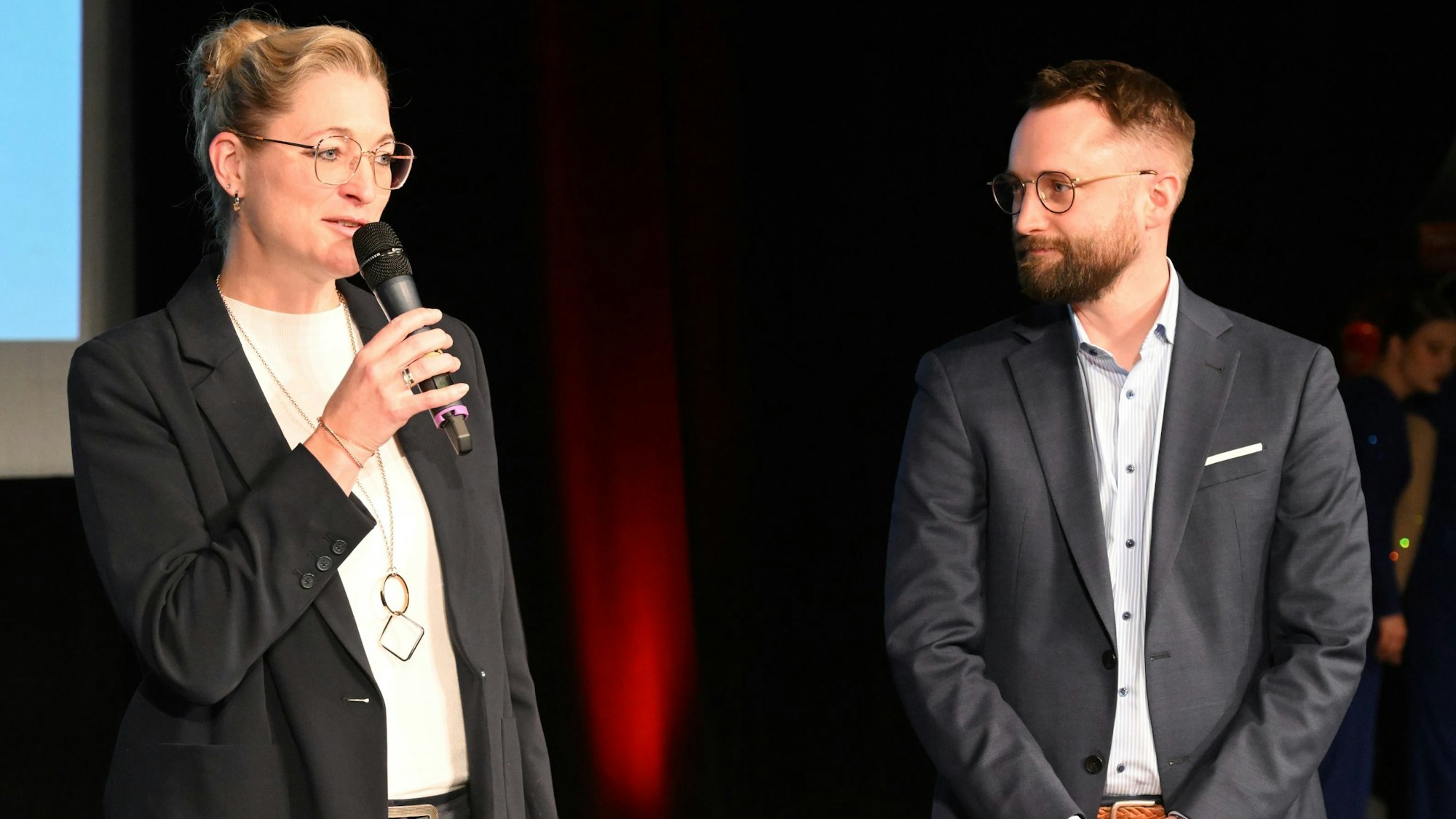 Kreissparkassen-Regionaldirektorin Christiane Bechem und Gesamtredaktionsleiter Christian Stahl bei der Sportlerehrung 2026.