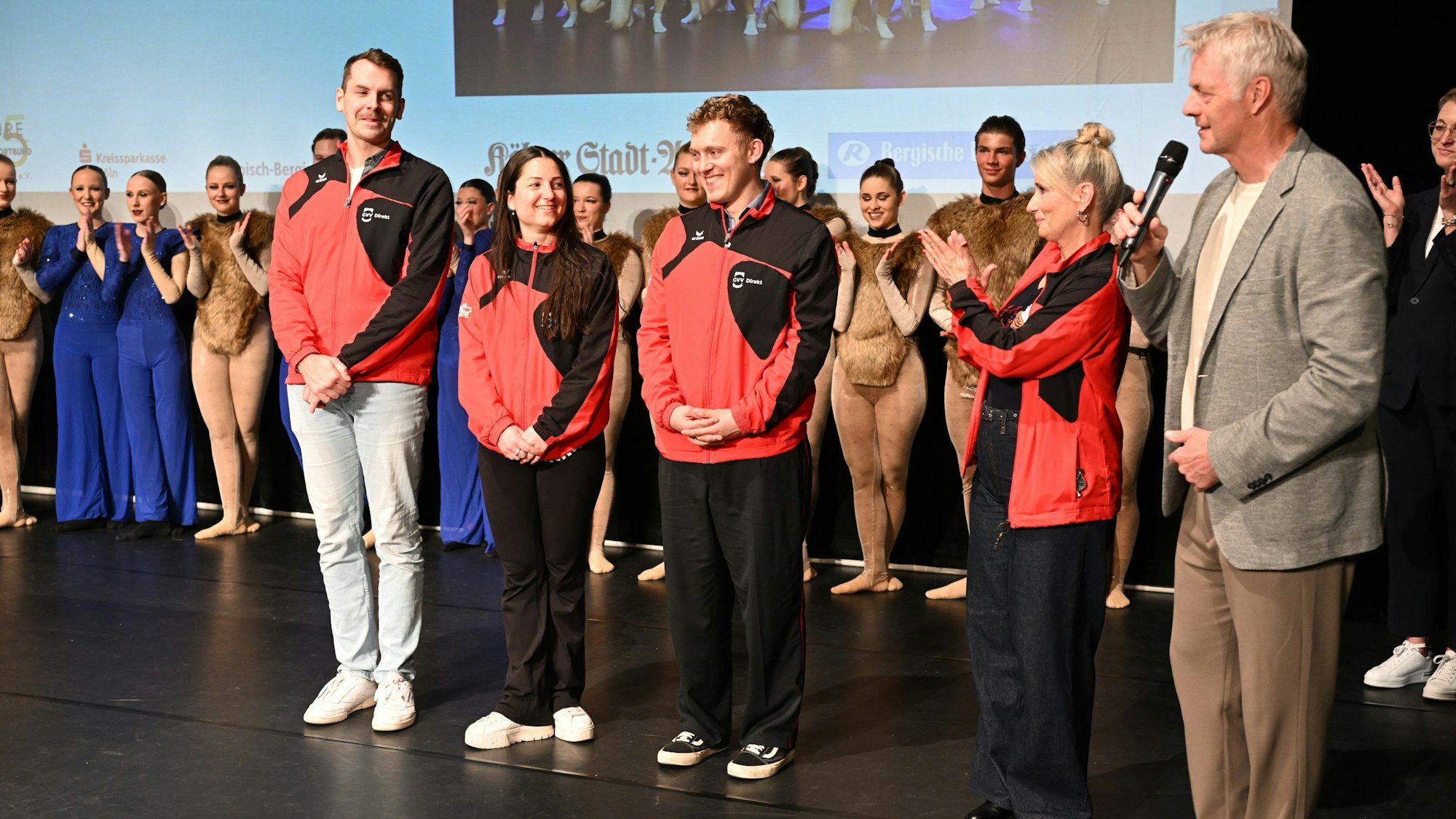 Dagi Polnow-Meding steht bei der Sportlerehrung mit ihren Jazz Lights auf der Bühne des Bergischen Löwen.