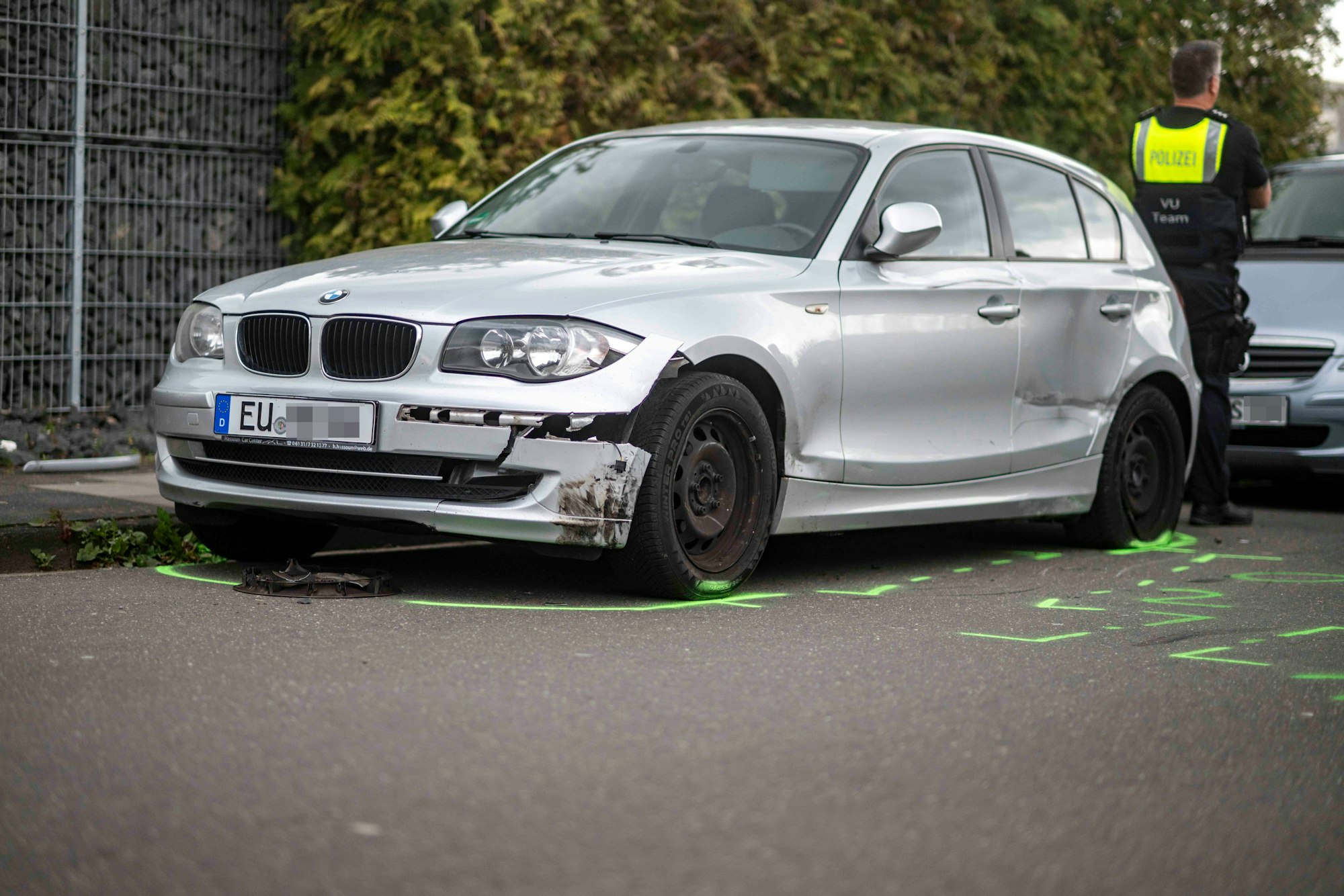 Das Bild zeigt den beschädigten BMW an der Rudolf-Diesel-Straße.