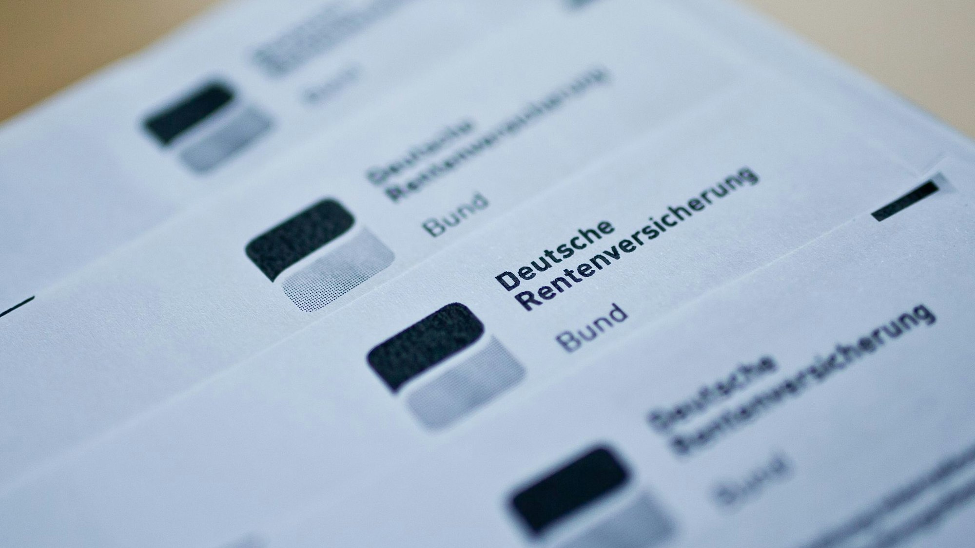Rentenbescheide liegen auf einem Tisch