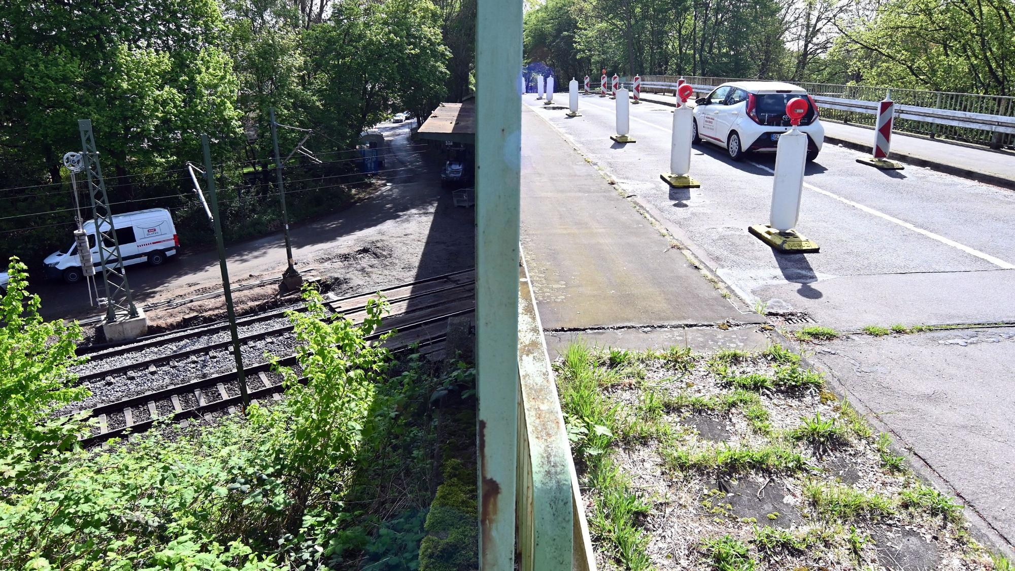 Die Brücke der Straße Am Flachsrosterweg in Köln-Höhenhaus wird abgerissen.