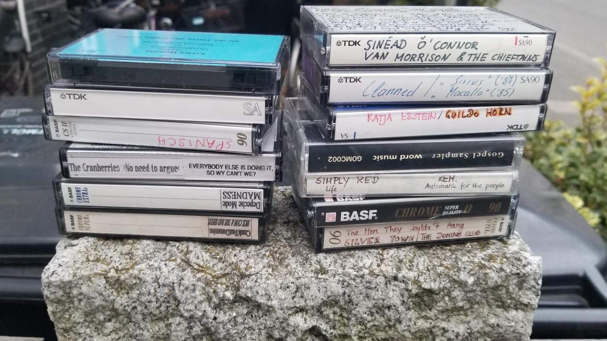 „Zu verschenken“: Kassetten liegen auf einer Mauer. Wer Interesse hat, kann sie mitnehmen.