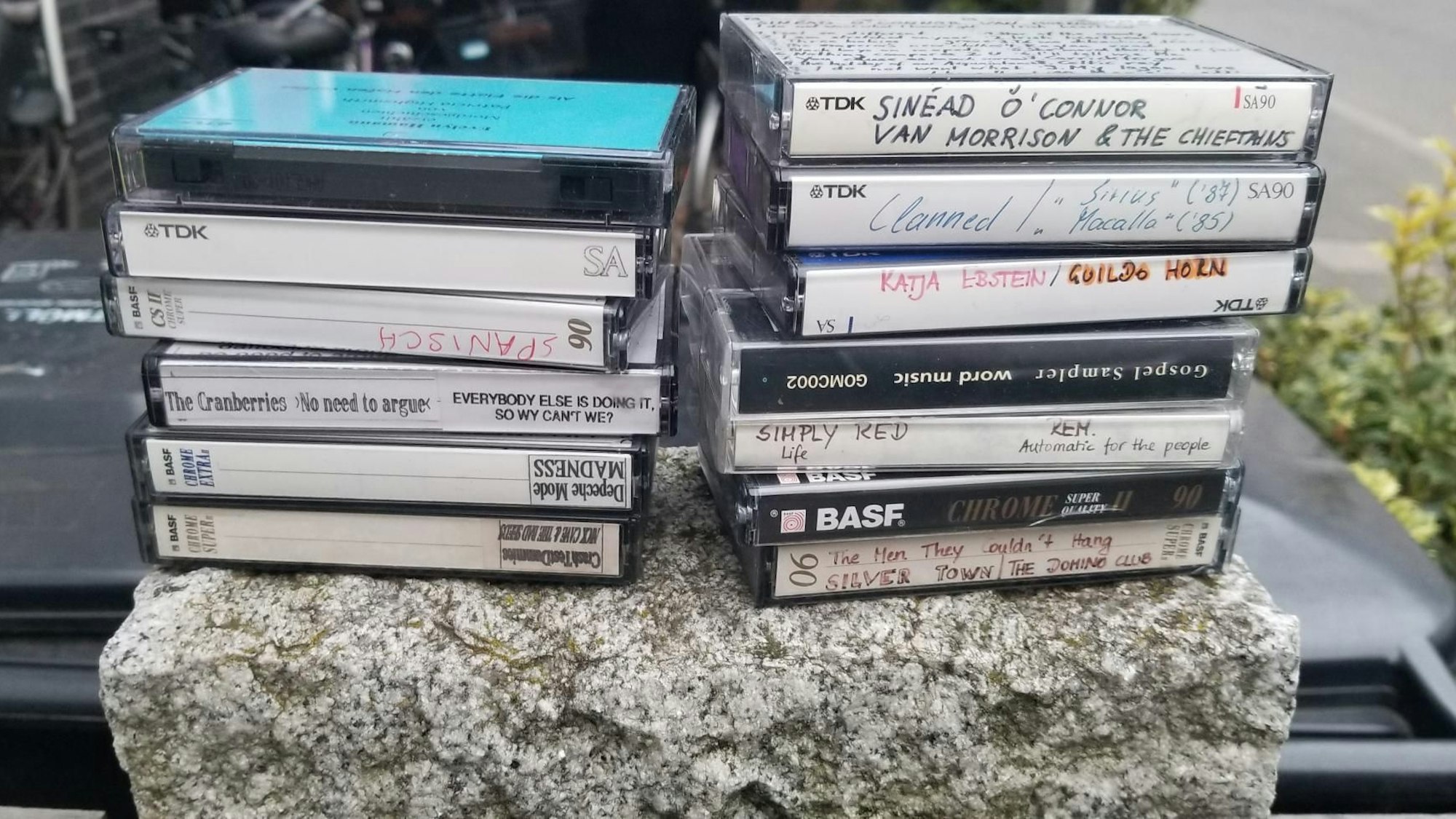„Zu verschenken“: Kassetten liegen auf einer Mauer. Wer Interesse hat, kann sie mitnehmen.