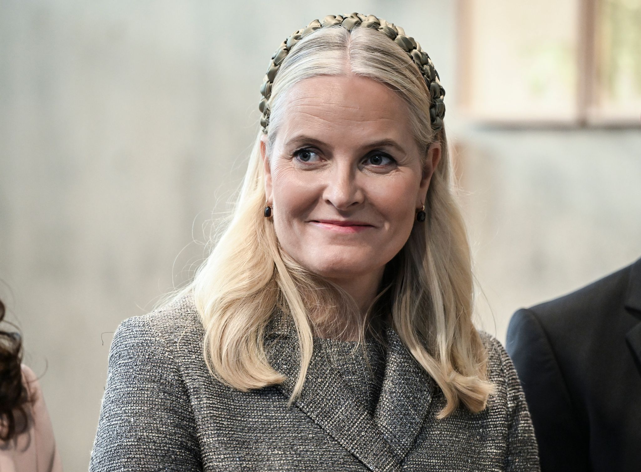 Kronprinzessin Mette-Marit lacht.