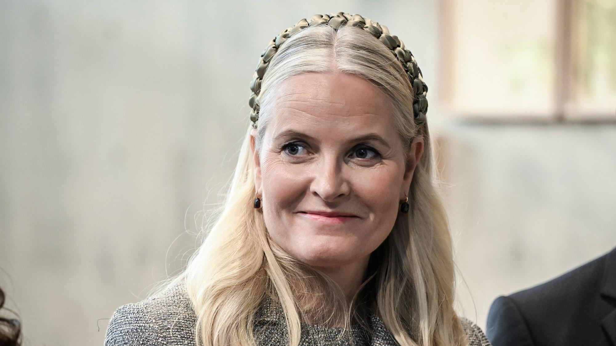 Kronprinzessin Mette-Marit lacht.