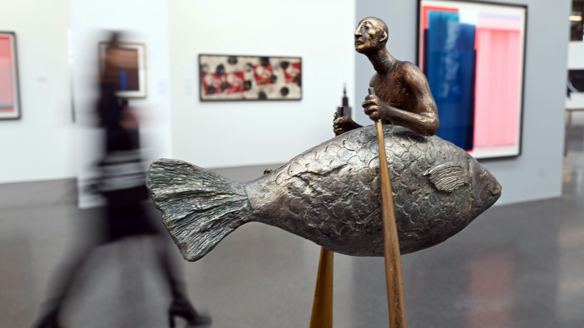 Eine Besucherin geht am Kunstwerk Man and Fisch aus dem Jahr 2020 von Tamara Kvesitadze vorbei. Die internationale Kunstmesse Art Düsseldorf vom 17.-19.4.2026 präsentiert die Angebote von rund 120 Galerien.