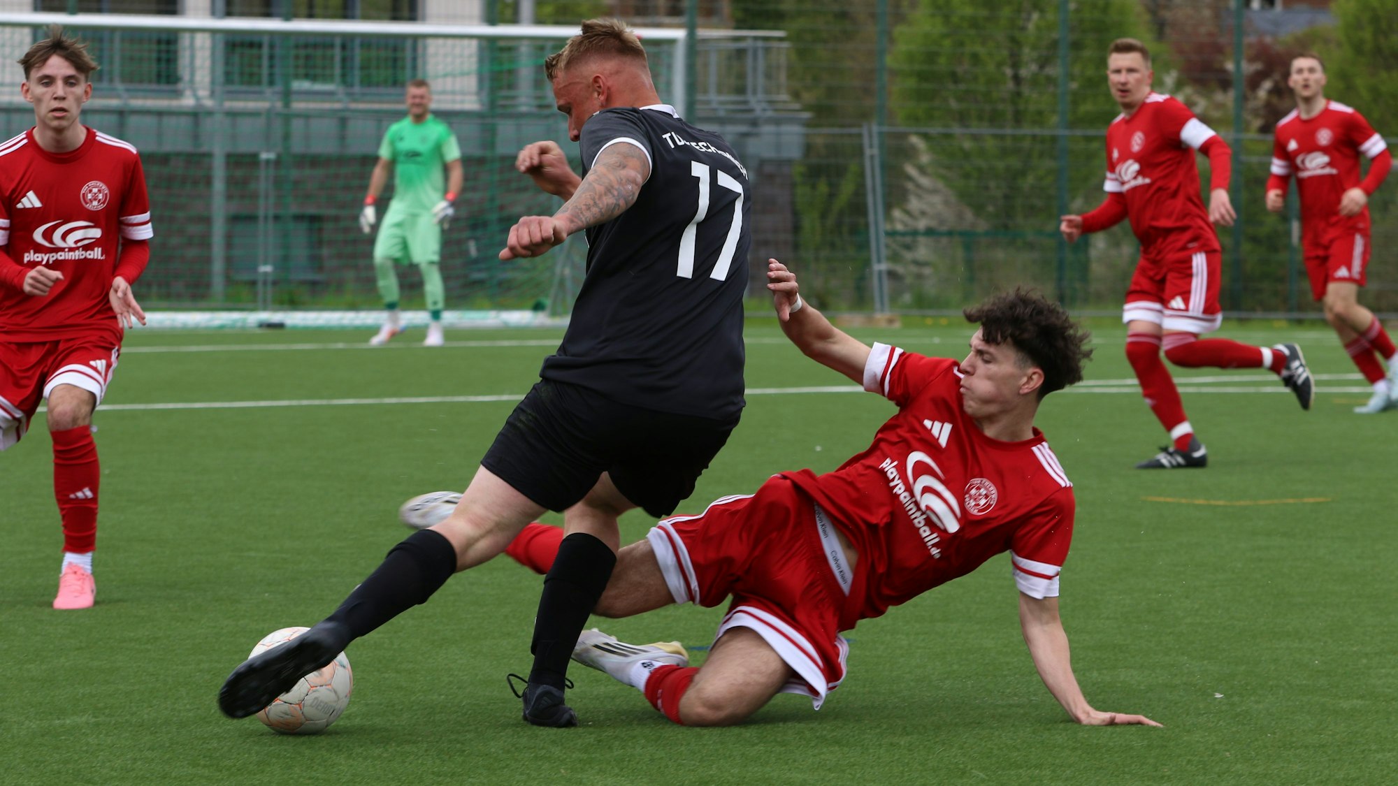 Das Bild zeigt einen Zweikampf in der Partie zwischen dem TuS Zülpich und der TuS Mechernich.