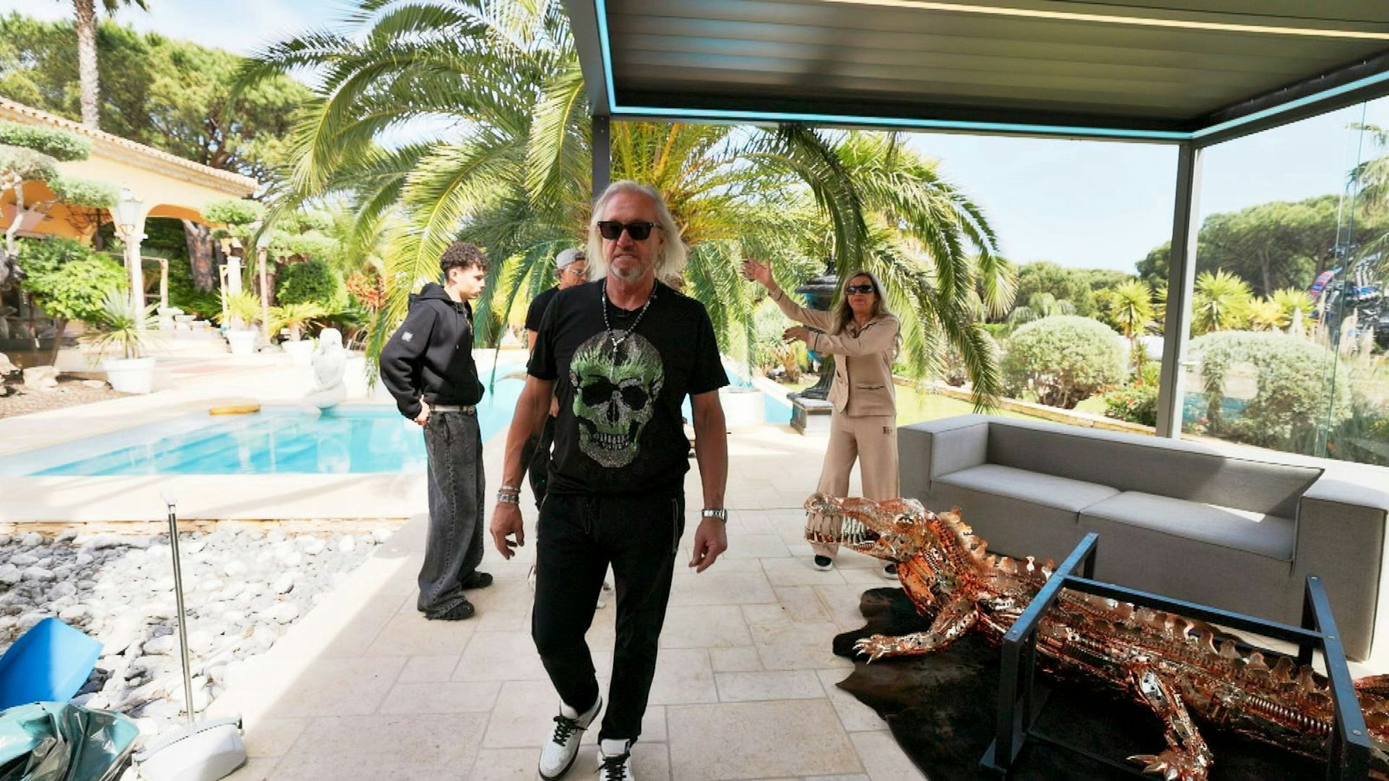 Der Stein des Anstoßes: eine banale Tischplatte. (Bild: RTLZWEI)