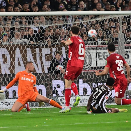 Marvin Schwäbe bei seiner sensationellen Fußabwehr gegen Paulis Andreas Hountondji