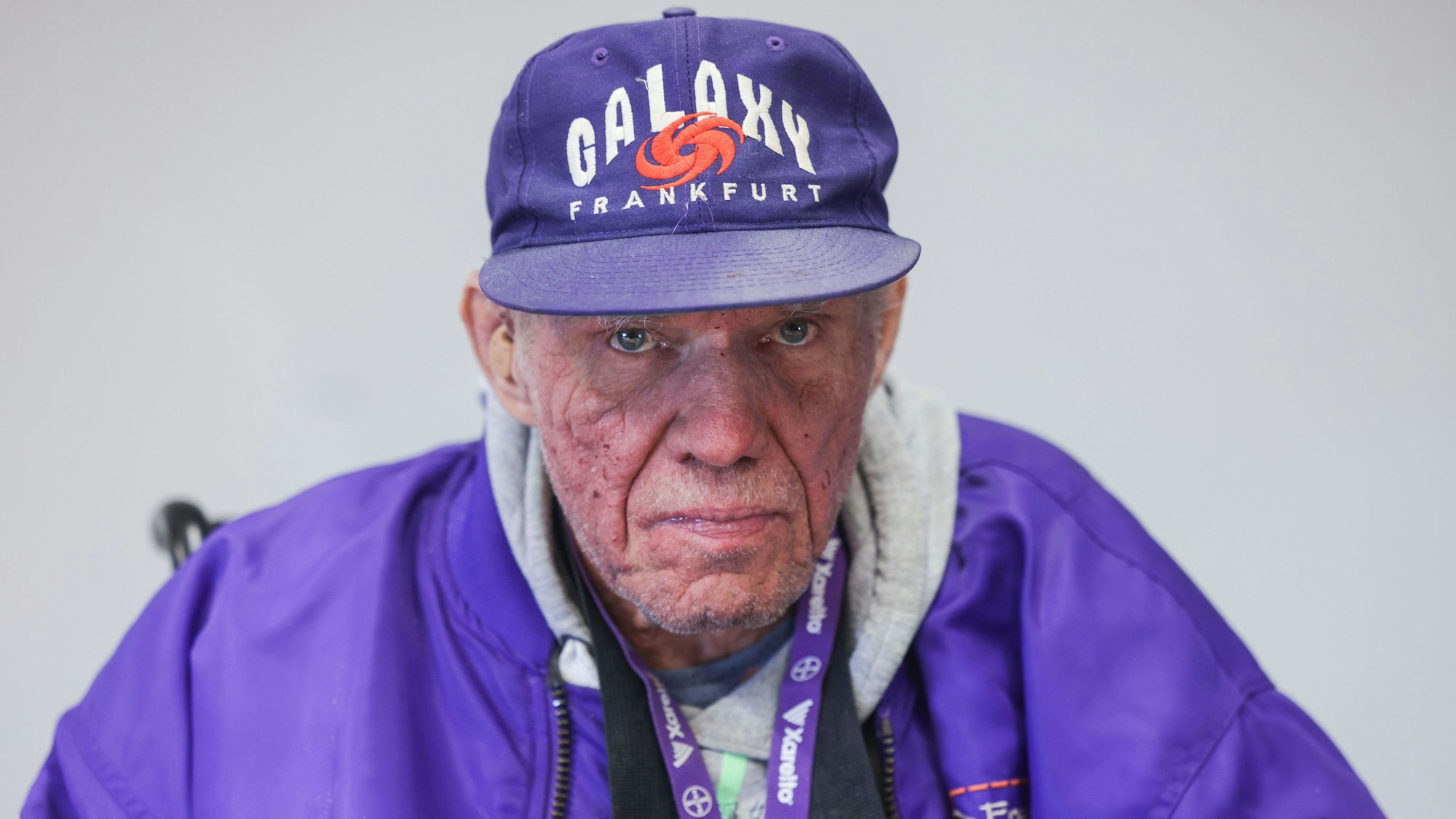 Der Kölner „Hardy“ (Name geändert) verfolgt eine Pressekonferenz zu seiner Entschädigungsforderung über eine Million Euro gegen die katholische Kirche.