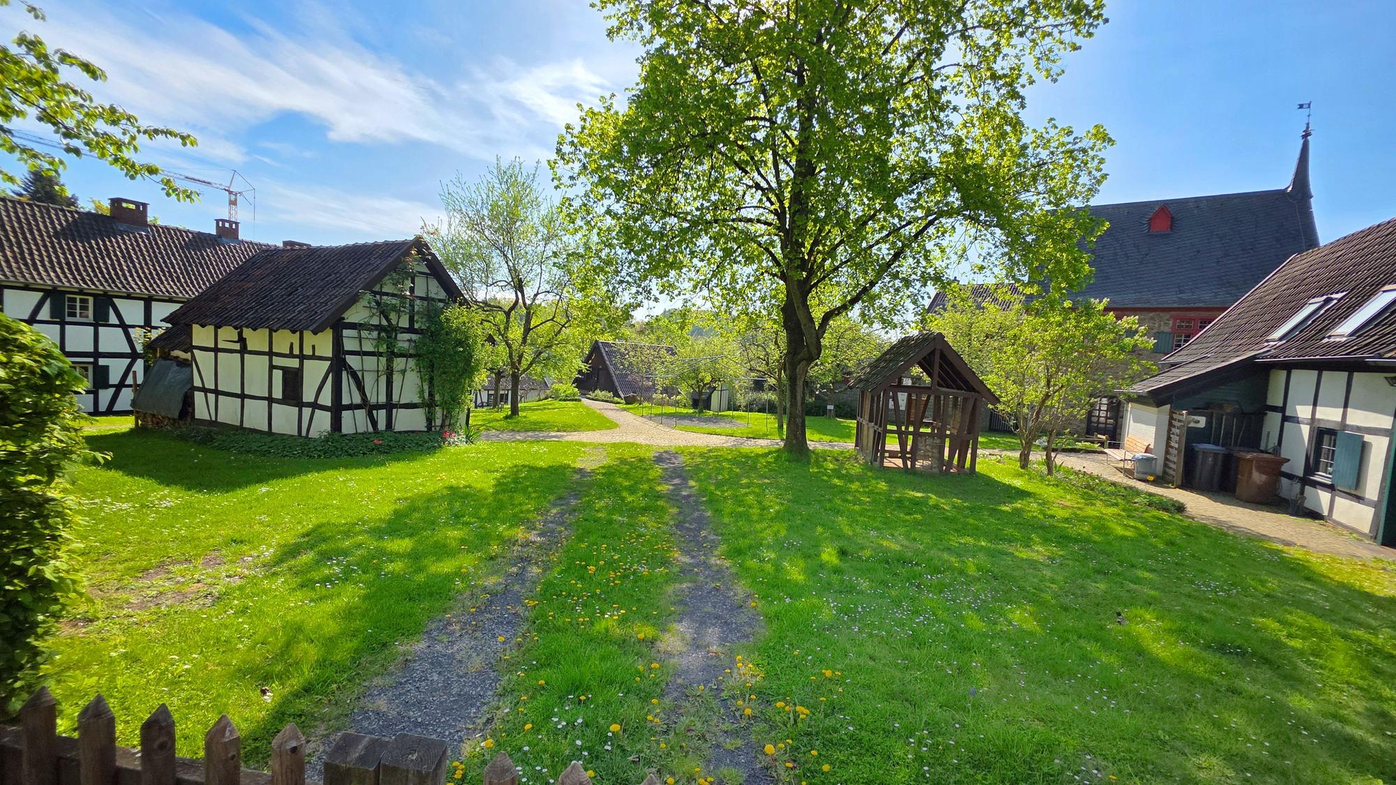 Fachwerkhäuser stehen auf einer Wiese.