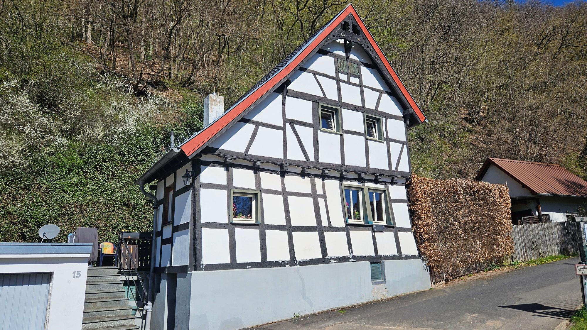 Das Foto zeigt ein alleinstehendes Fachwerkhaus.