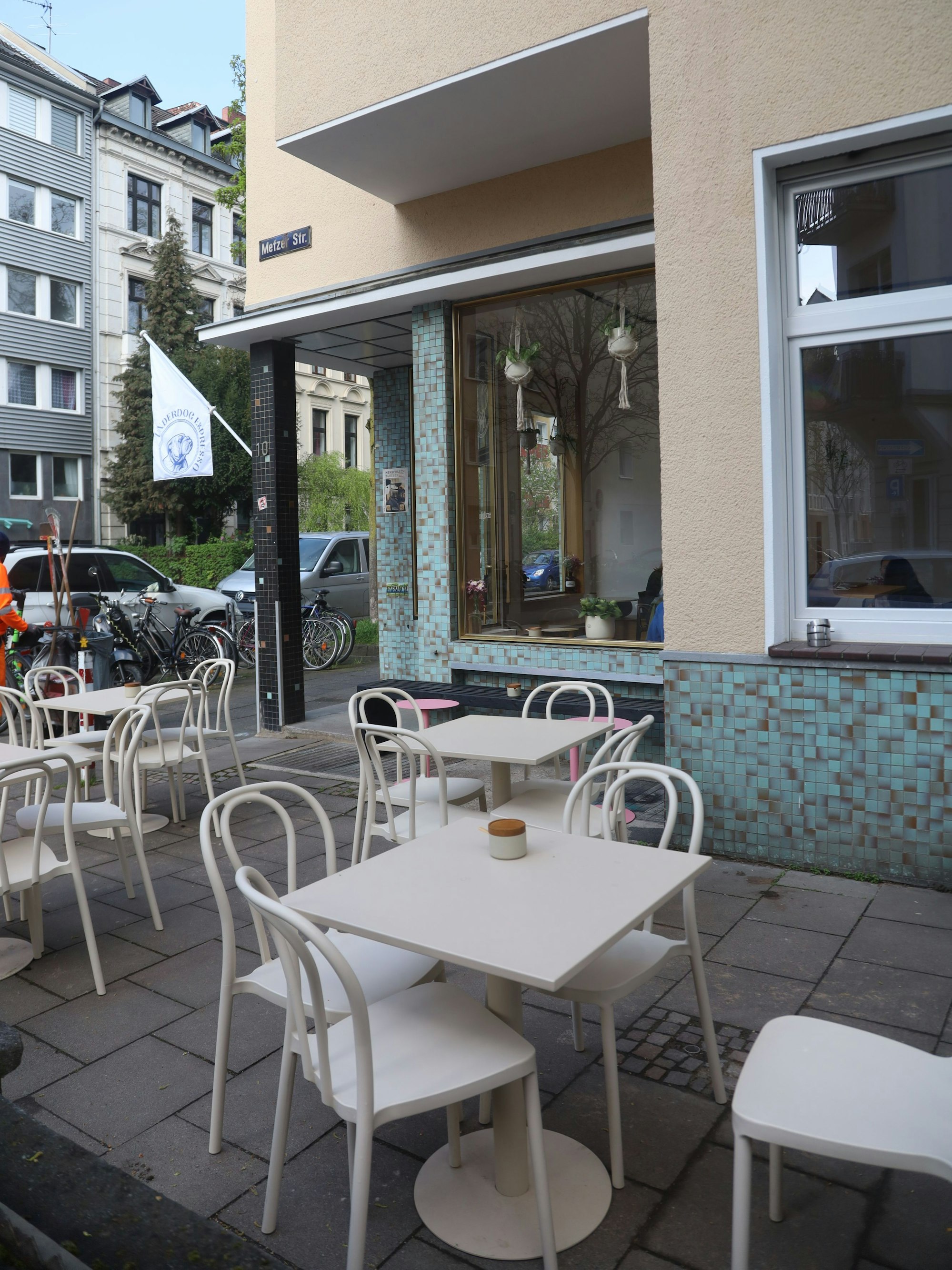 Terrasssenmobiliar steht vor dem Café