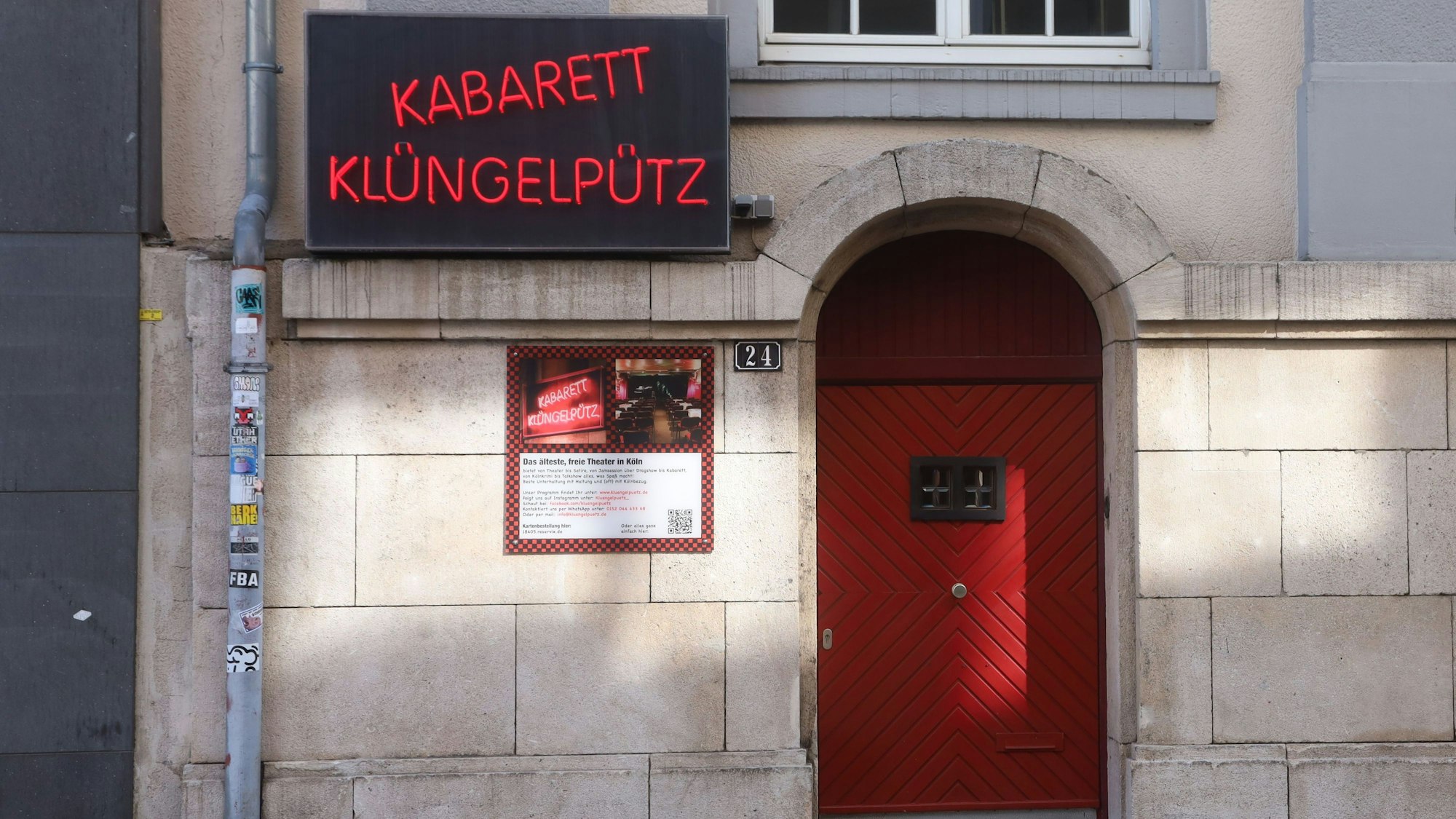 Die rote Tür des Theaters und der markante Schriftzug an der Gertrudenstraße.