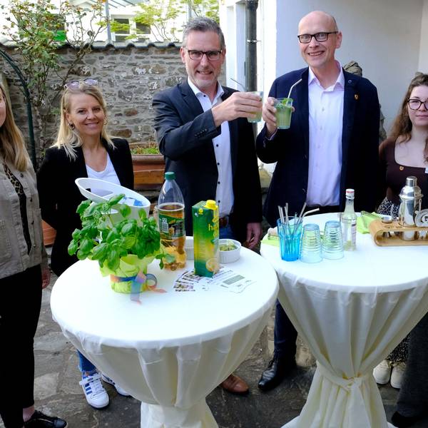Die Bürgermeister Norbert Crumpen (3.v.l.) und Sebastian Glatzel stoßen mit einem Kräuter-Cocktail an. Um sie herum stehen Mitarbeiterinnen aus den Orga-Teams der beiden Kommunen.
