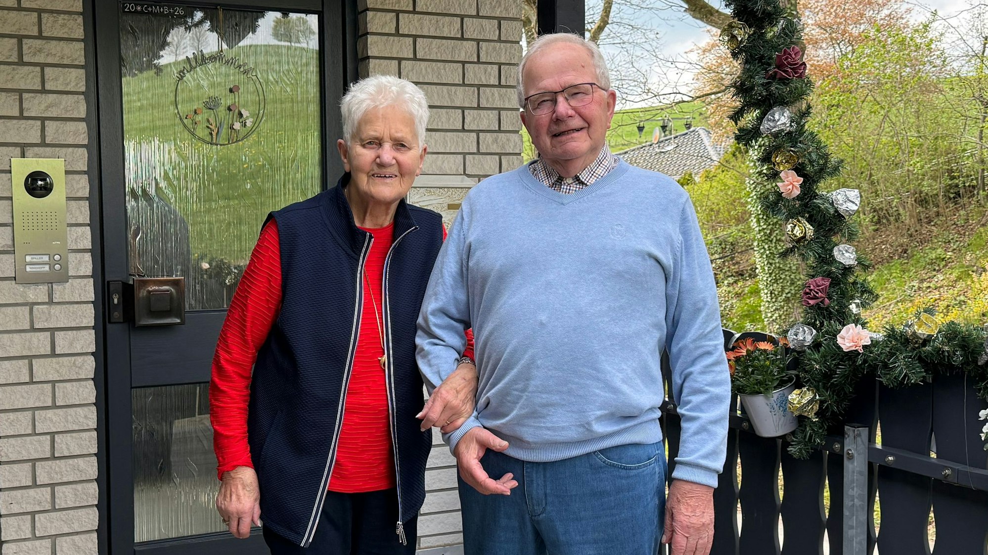 Helga und Günter Windhoff an ihrem Haus.