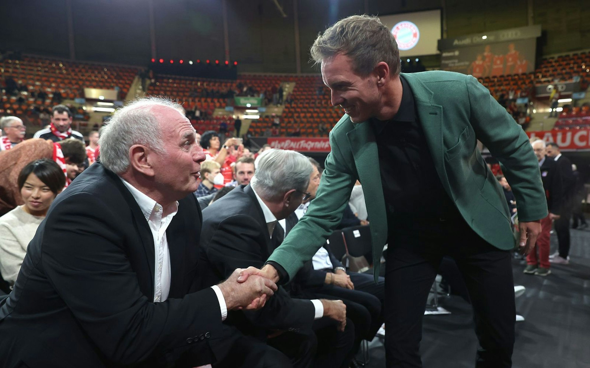 Uli Hoeneß (links) blickt kritisch auf die Arbeit von Julian Nagelsmann als Nationaltrainer. (Bild: 2022 Getty Images/Alexander Hassenstein)