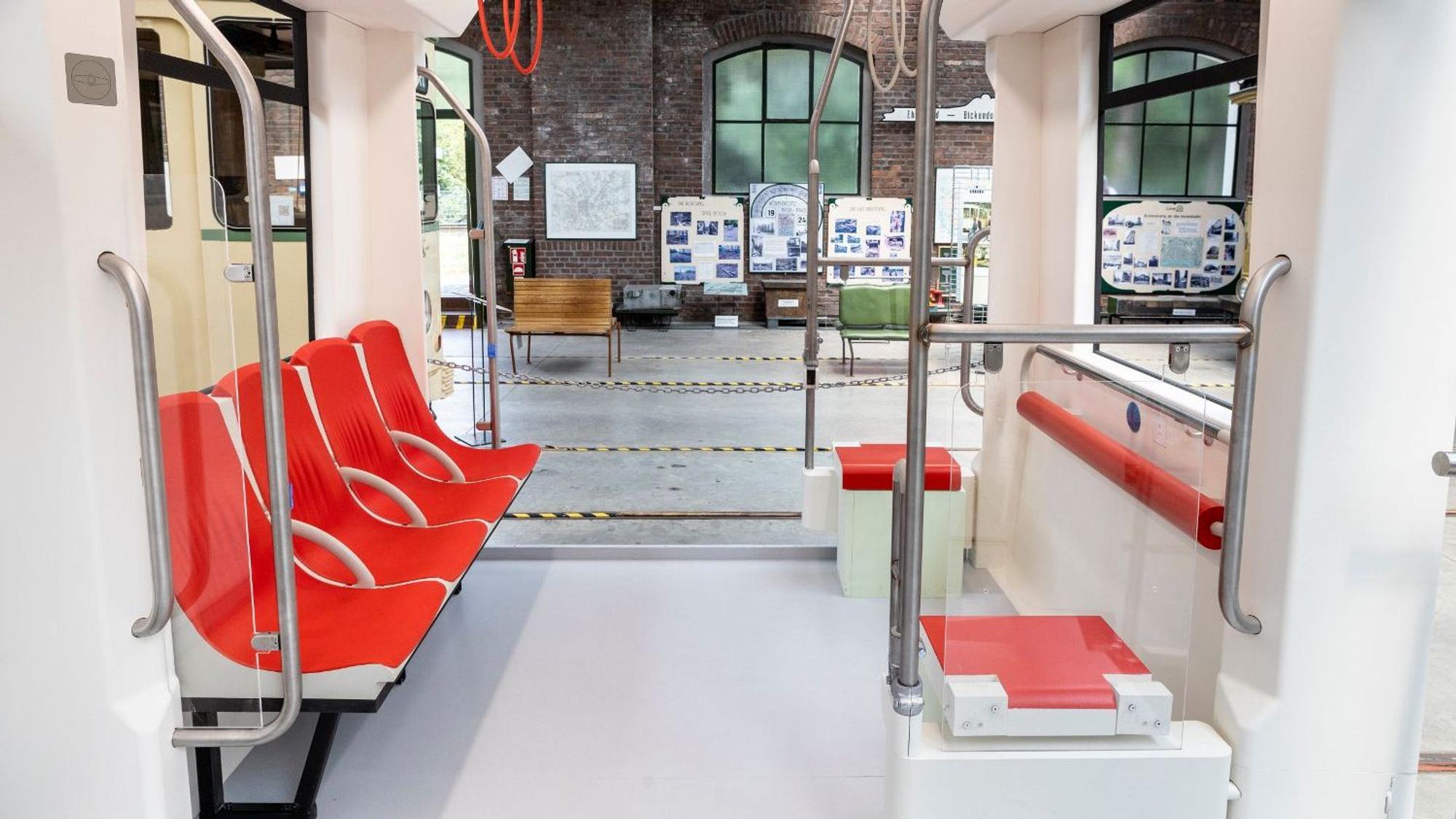 Die Sitze für die neuen Stadtbahnen von Alstom sind seit Juli 2022 schon da - und stehen im Straßenbahnmuseum in Thielenbruch.
