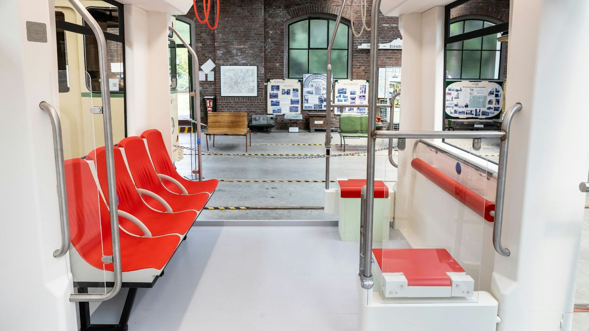 Die Sitze für die neuen Stadtbahnen von Alstom sind seit Juli 2022 schon da - und stehen im Straßenbahnmuseum in Thielenbruch.