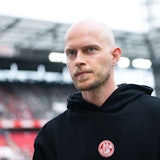 Trainer René Wagner blickt vor der Partie in die Runde.