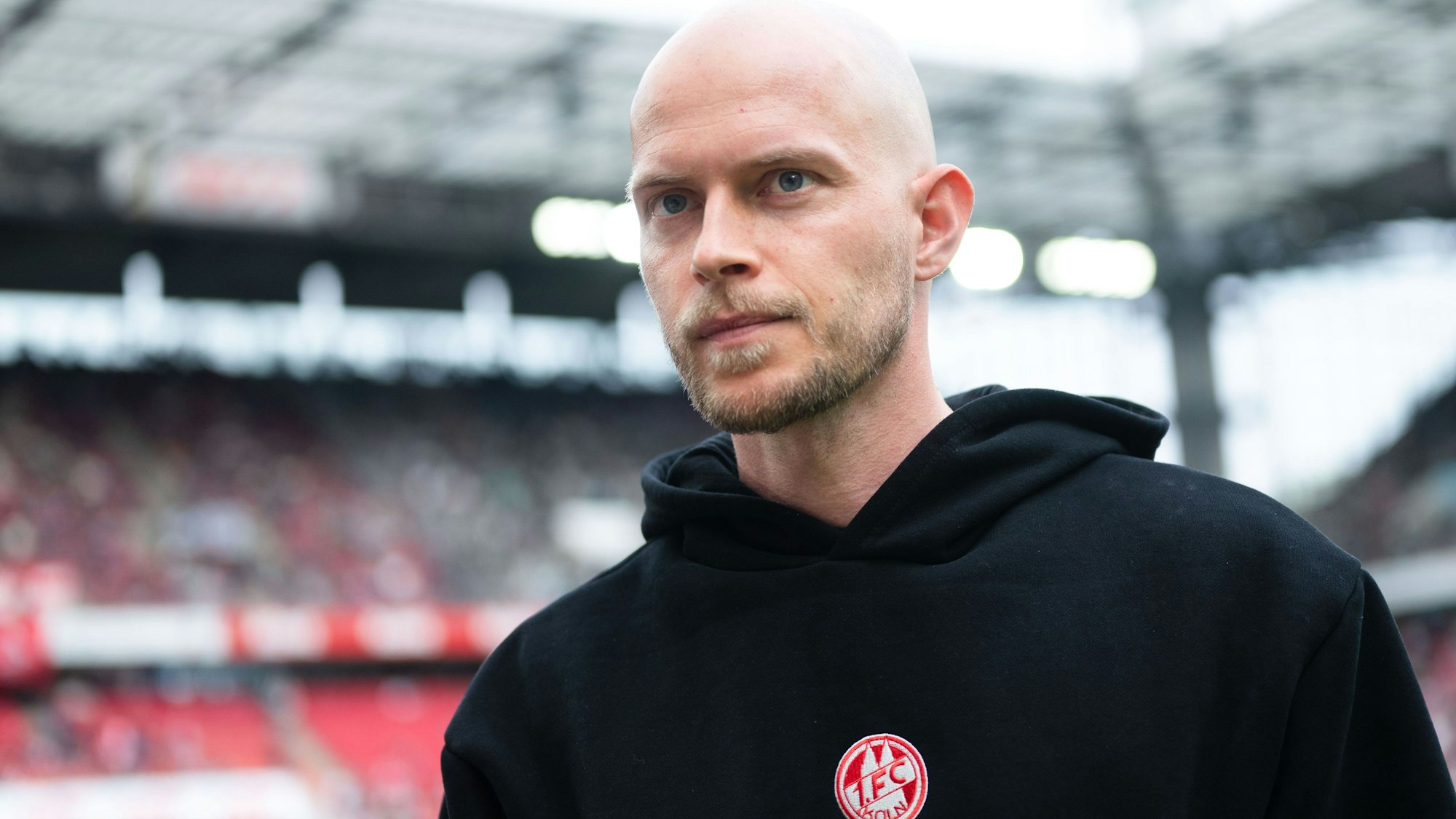 Trainer René Wagner blickt vor der Partie in die Runde.