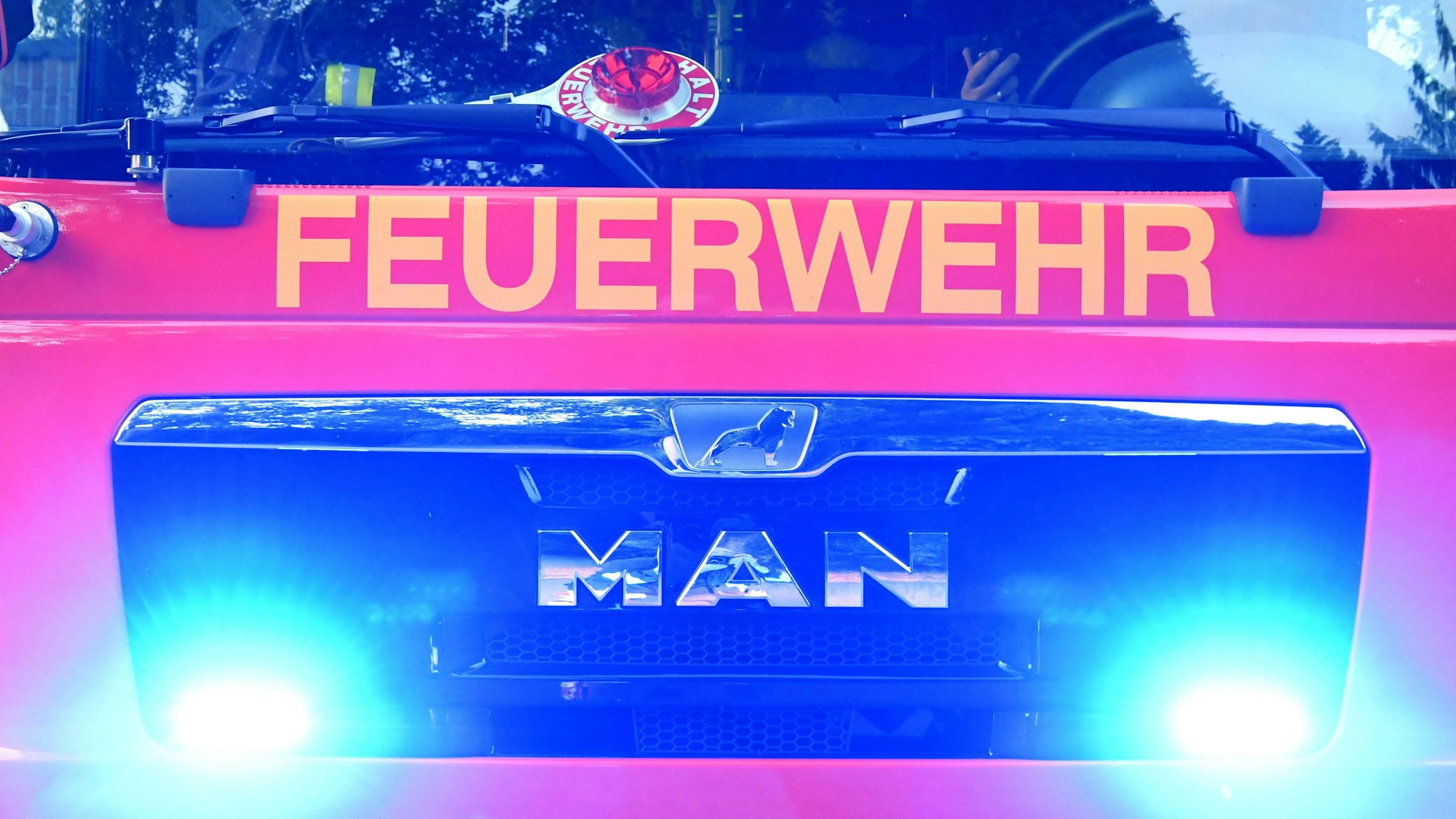 Feuerwehrmänner sitzen in ihrem Fahrzeug. +++