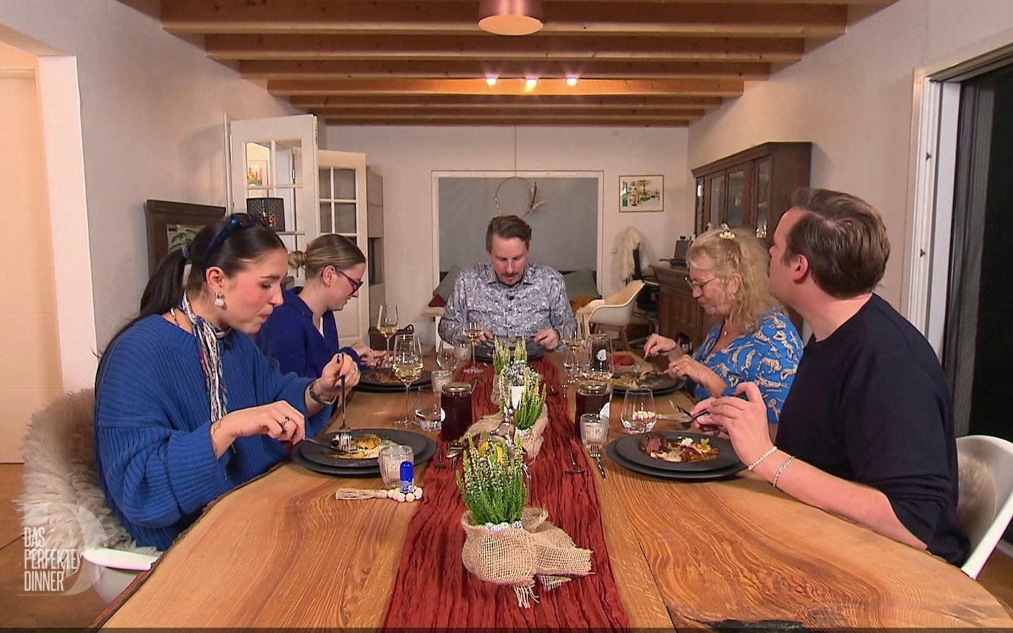 An Tag 4 in und um Aschaffenburg trifft sich die „Dinner“-Runde bei Ben in Babenhausen. (Bild: RTL)