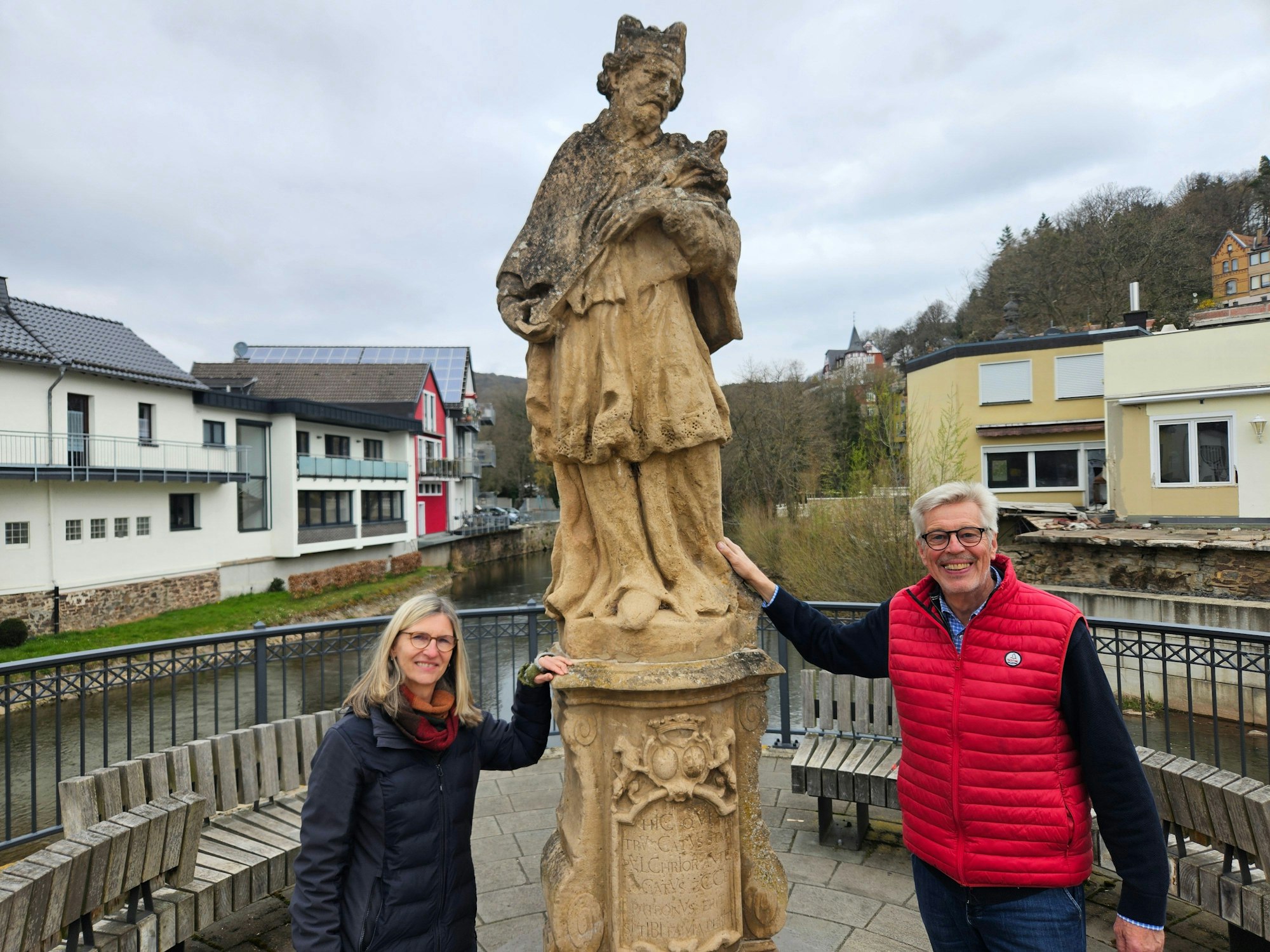 Susanne Hahn und Dr. Klaus Duck stehen links und rechts neben der Nepomuk-Figur.