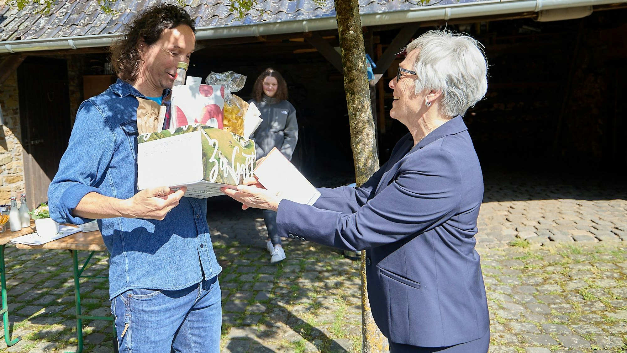 Iris Poth überreicht Stephan Brings einen Präsentkorb.